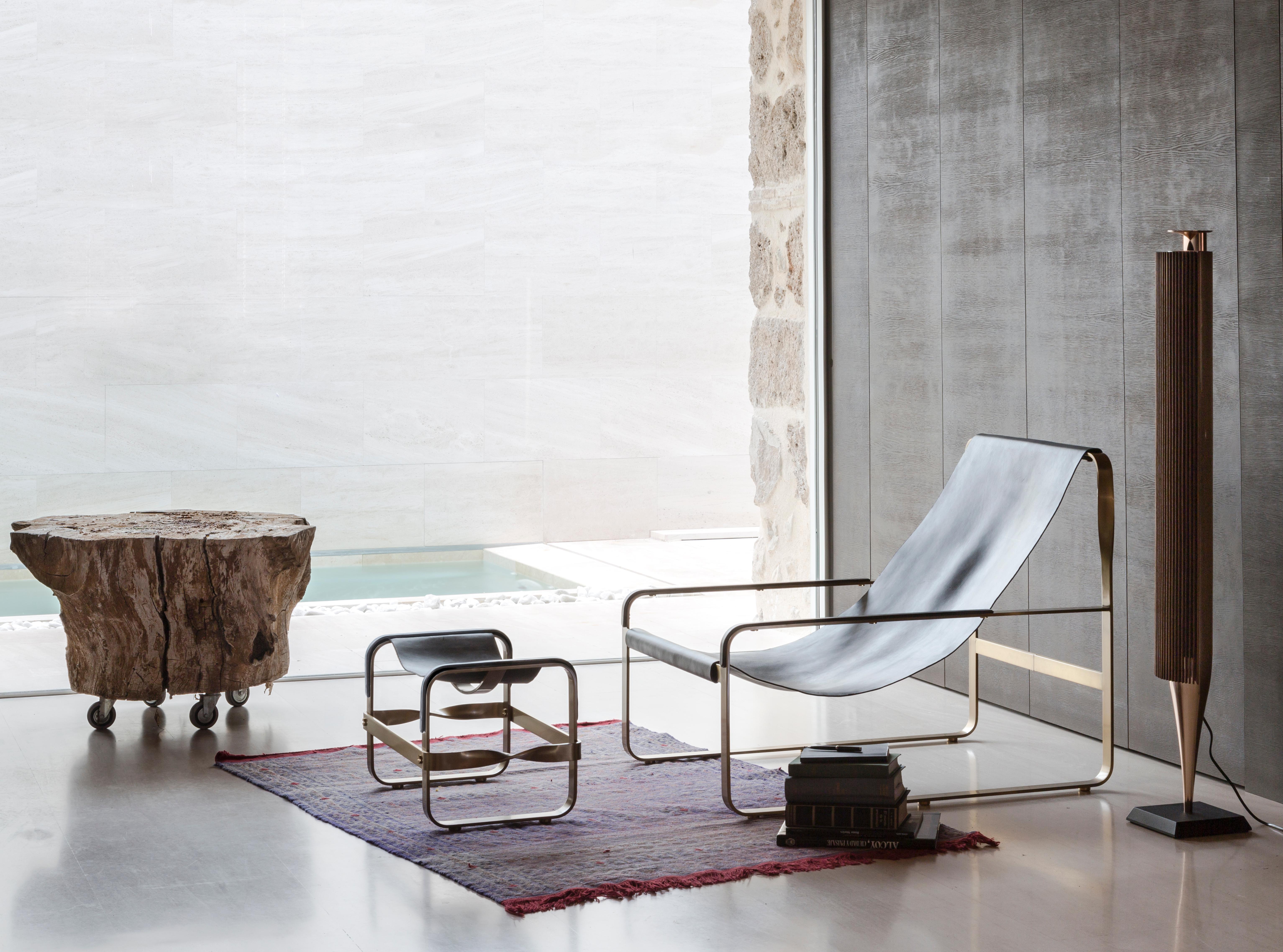 Handgefertigte Contemporary Chaise Lounge & Fußhocker Silberner Stahl & Tabakleder im Angebot 1