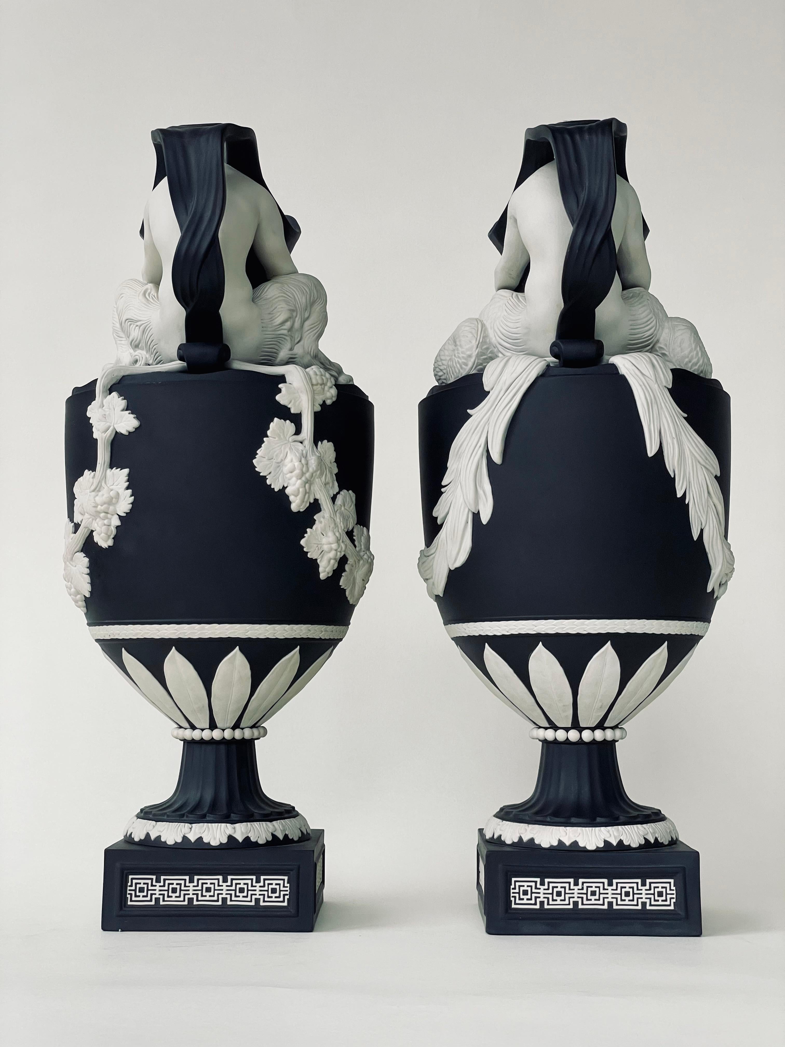 Pareja de Aguamaniles Modernos de Gres Jaspe Negro de Wedgwood, Sagrados a Baco y Neptuno en venta 3