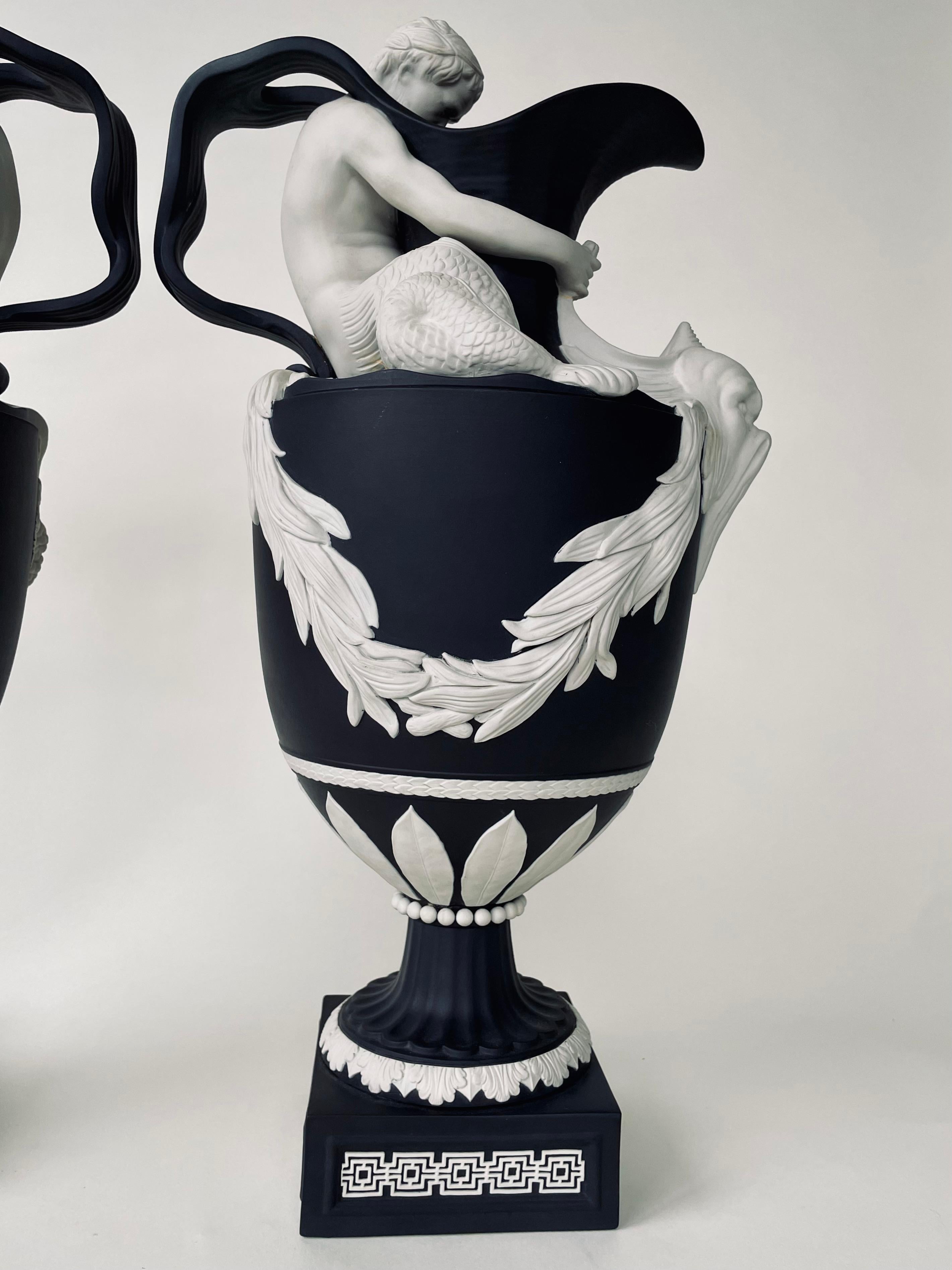 Pareja de Aguamaniles Modernos de Gres Jaspe Negro de Wedgwood, Sagrados a Baco y Neptuno en venta 5