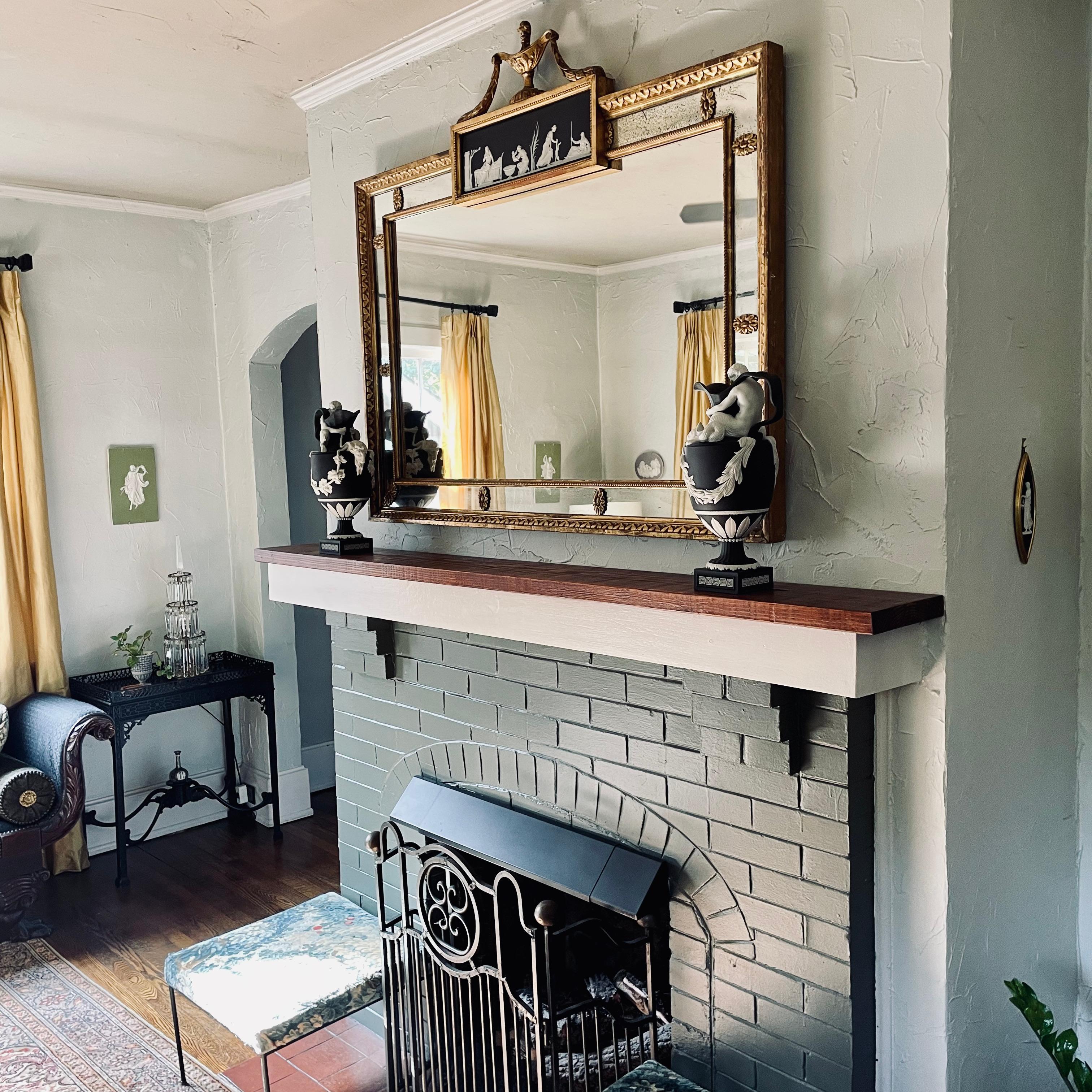 Barlaston, Staffordshire, 1988, cada cuerpo moldeado de jaspe negro macizo atornillado a su respectiva base y plinto, decoración en bajo y alto relieve de jaspe blanco aplicada por todas partes, figura moldeada de jaspe blanco en el retorno del asa,