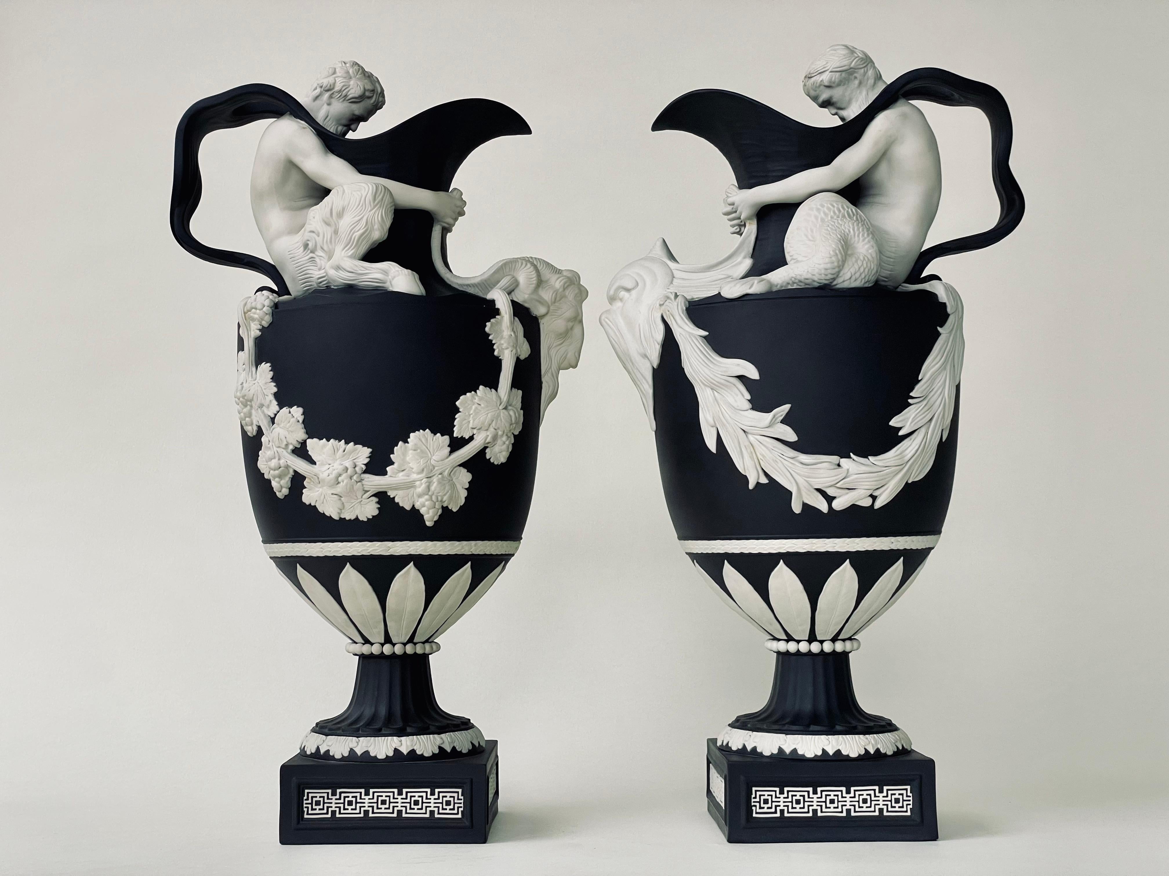 Pareja de Aguamaniles Modernos de Gres Jaspe Negro de Wedgwood, Sagrados a Baco y Neptuno Neoclásico en venta