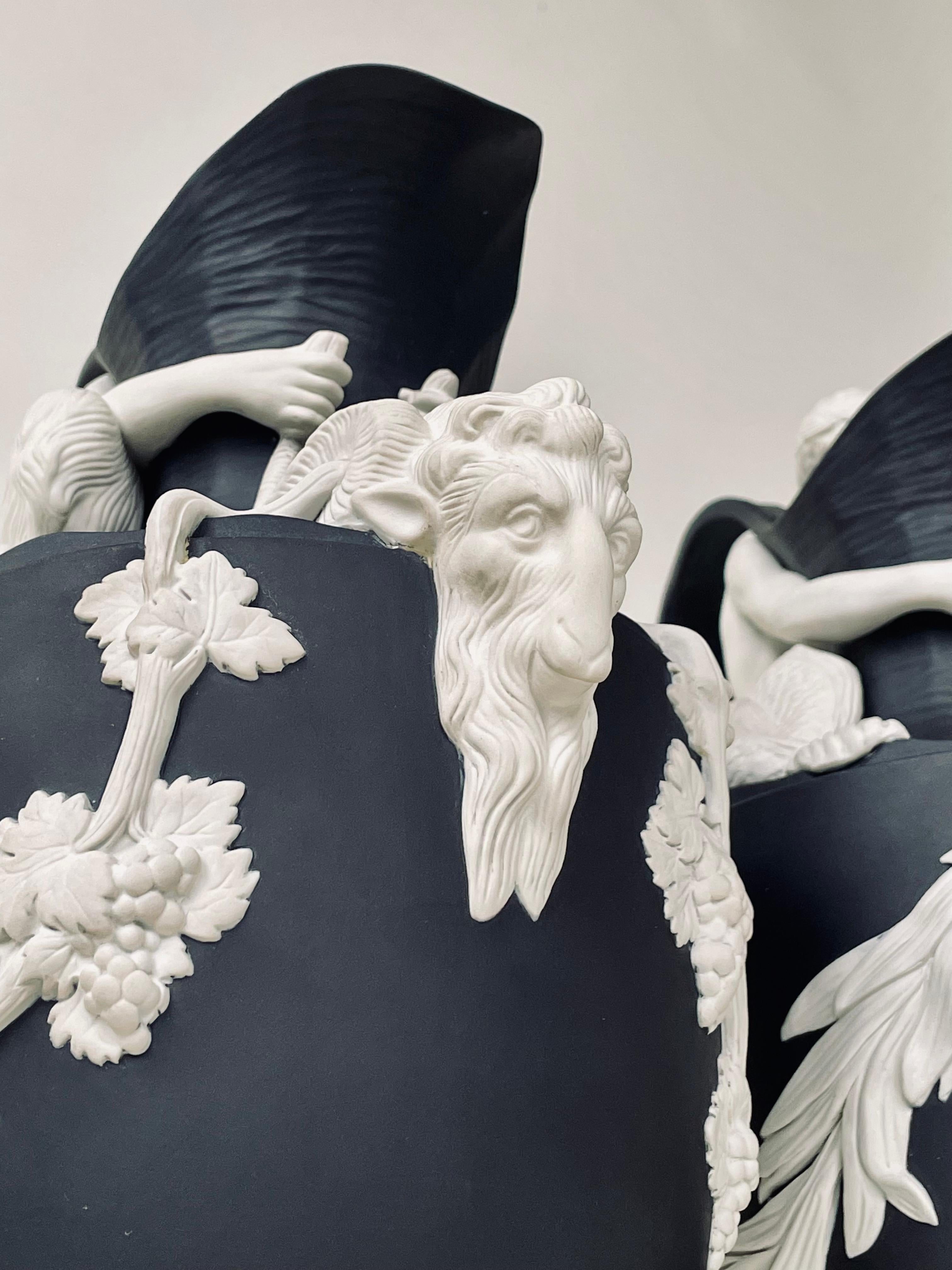Pareja de Aguamaniles Modernos de Gres Jaspe Negro de Wedgwood, Sagrados a Baco y Neptuno Inglés en venta
