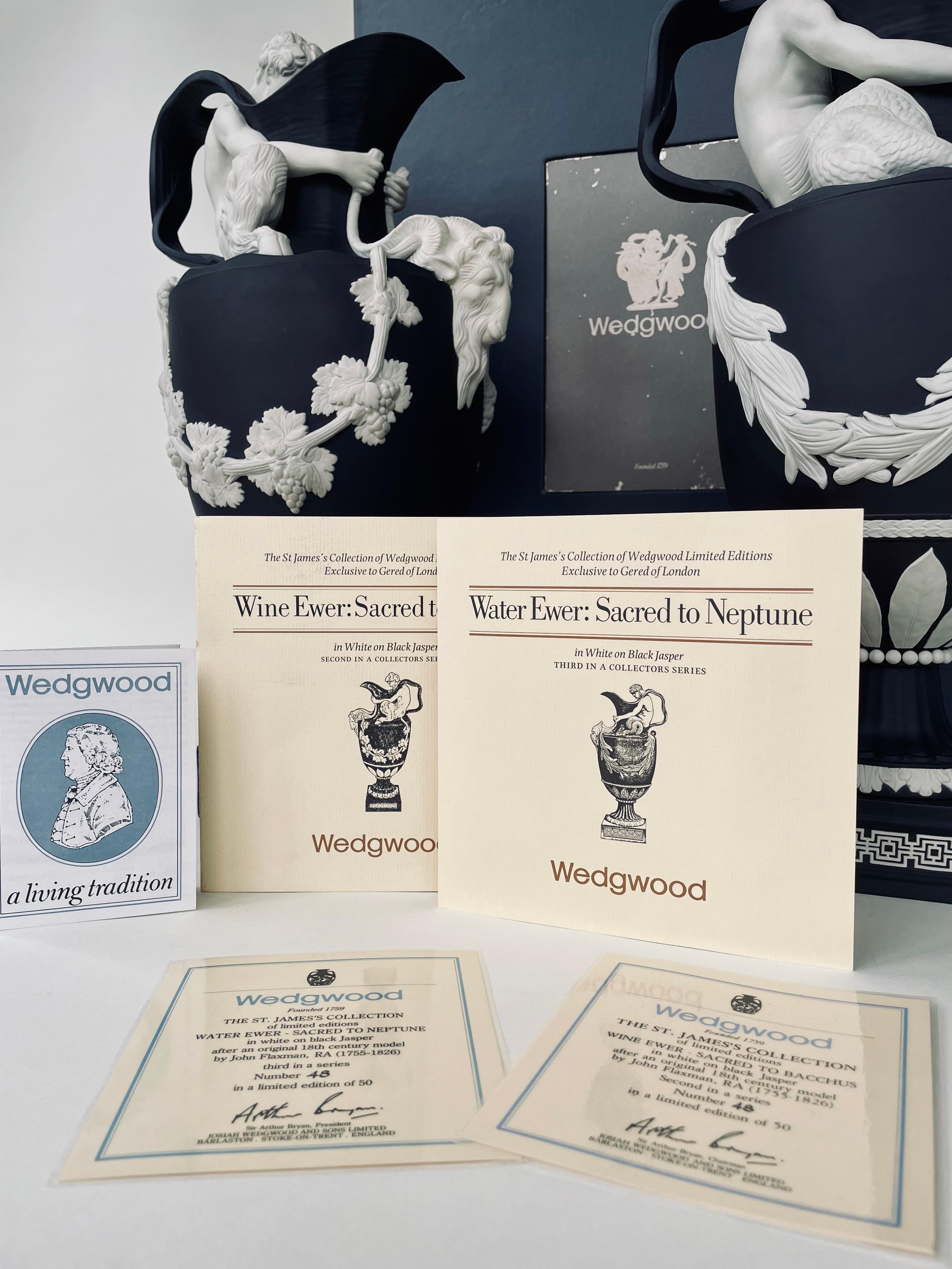 Pareja de Aguamaniles Modernos de Gres Jaspe Negro de Wedgwood, Sagrados a Baco y Neptuno en Bueno estado para la venta en Asheville, NC