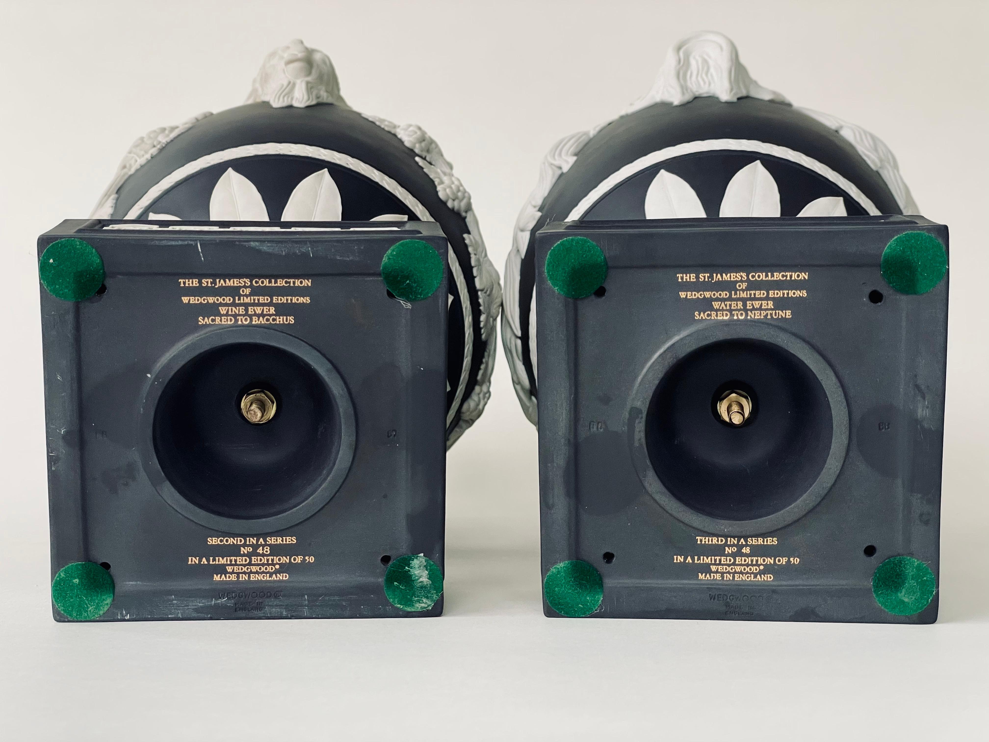 Pareja de Aguamaniles Modernos de Gres Jaspe Negro de Wedgwood, Sagrados a Baco y Neptuno finales del siglo XX en venta