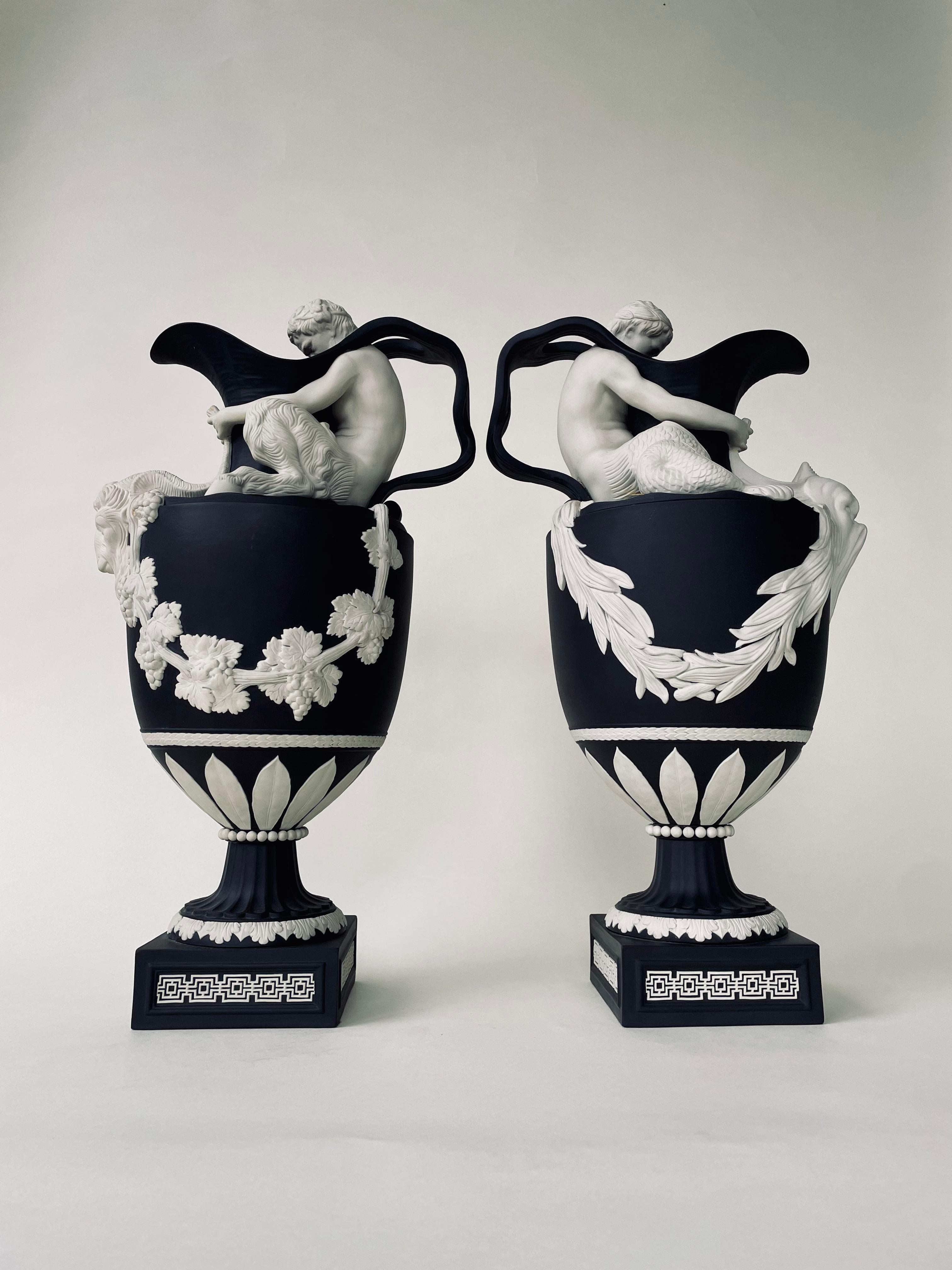 Pareja de Aguamaniles Modernos de Gres Jaspe Negro de Wedgwood, Sagrados a Baco y Neptuno en venta 1