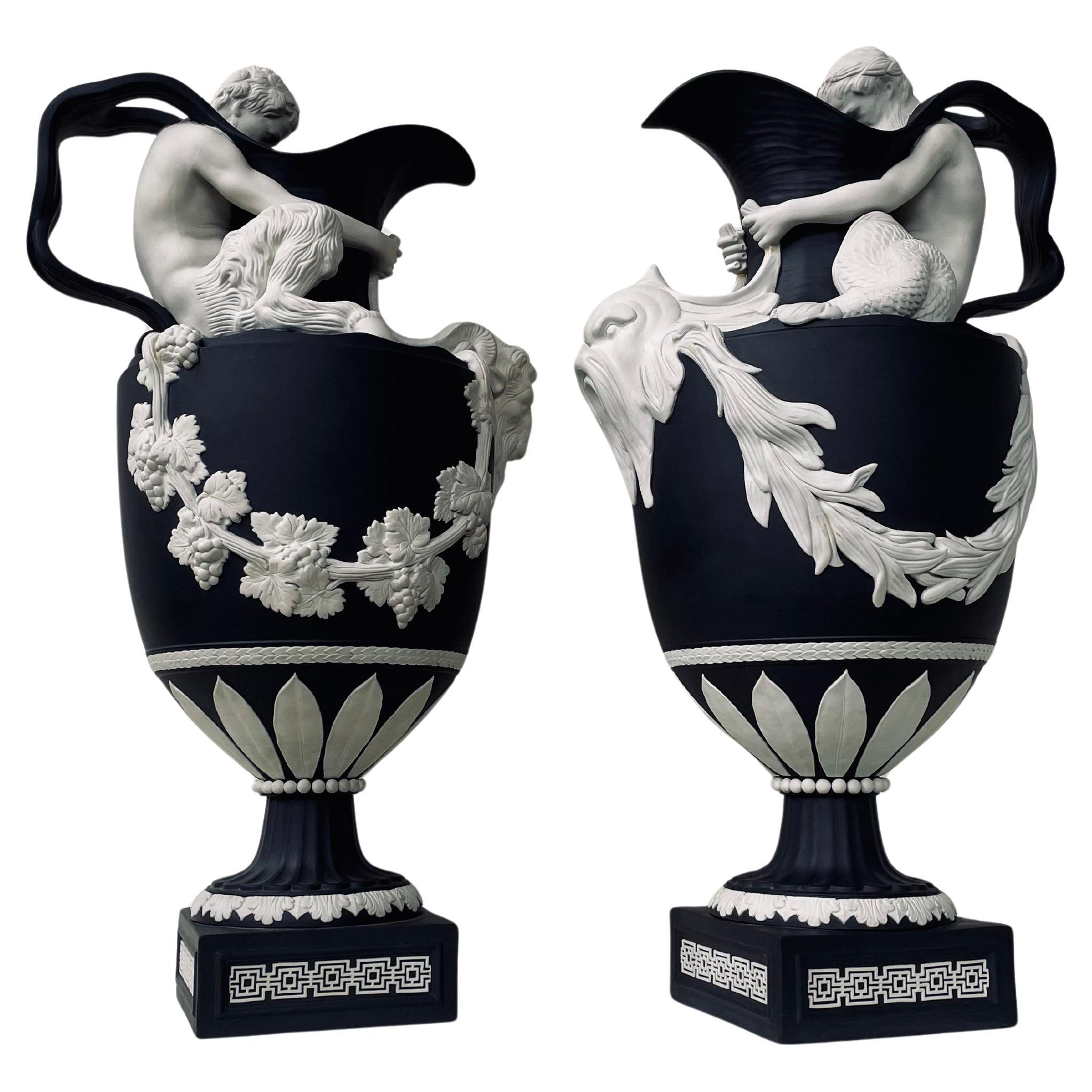 Pareja de Aguamaniles Modernos de Gres Jaspe Negro de Wedgwood, Sagrados a Baco y Neptuno en venta