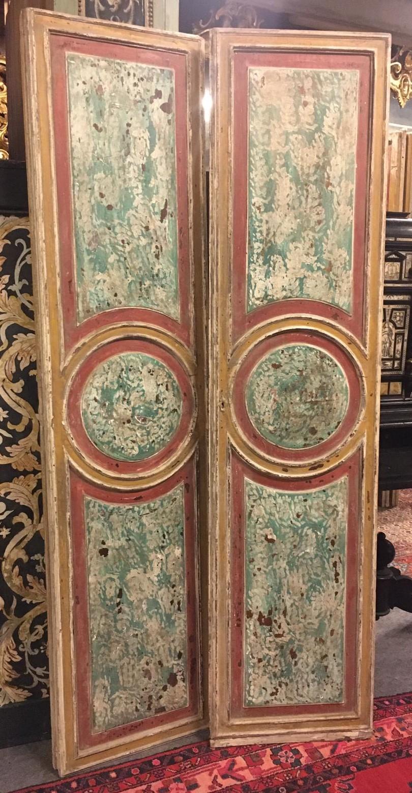 Ensemble de N. 2 portes à double battant laquées avec un effet de faux marbre, colorées et sculptées, double face, sculptées et laquées également au dos, fabriquées à la main au 18ème siècle, de Rome, mesurant cm L 100 x H 210.
Ils sont également