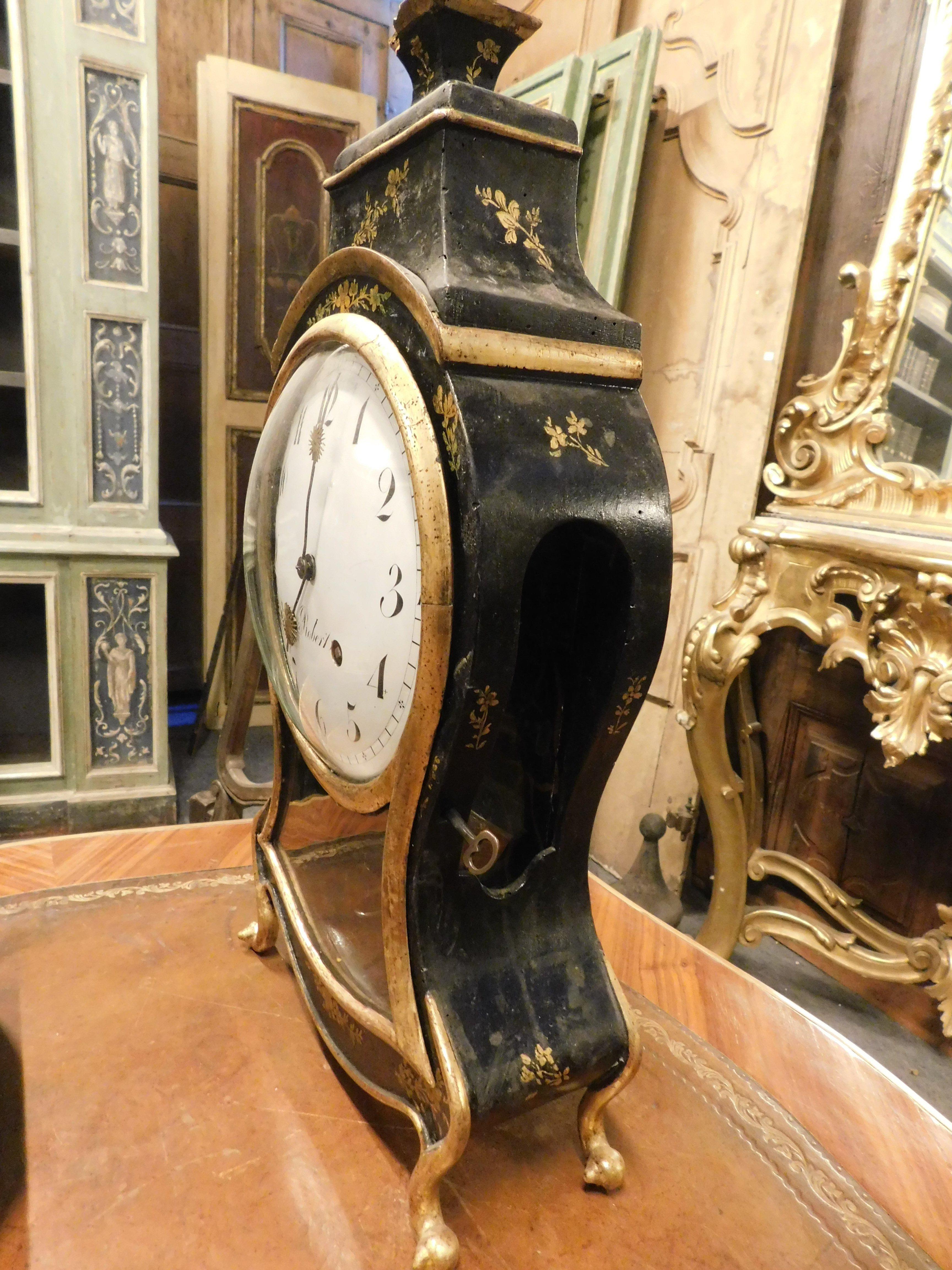 set n.3 clocks ebonized wood, profiles and feet decorated gilded plant motifs In Good Condition For Sale In Cuneo, Italy (CN)