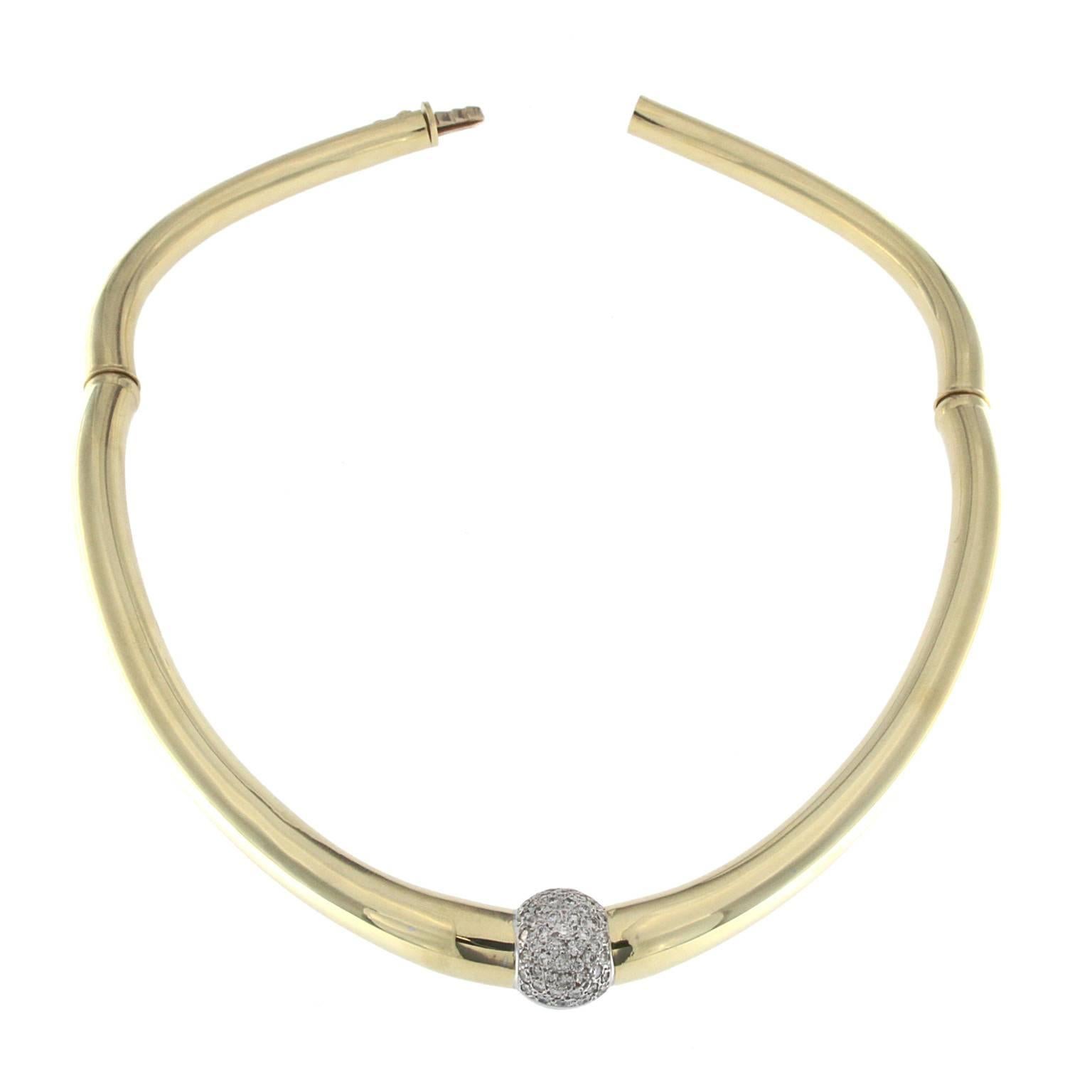 Beautiful set of lunar collection
Rigid chocker in 18 kt yellow gold embellished with white gold moon and white diamonds
Hard bracelet in sets and ring with mobile moon
The necklace has a diameter of 12x13 cm
The cuff has a diameter of 6x5 cm
The