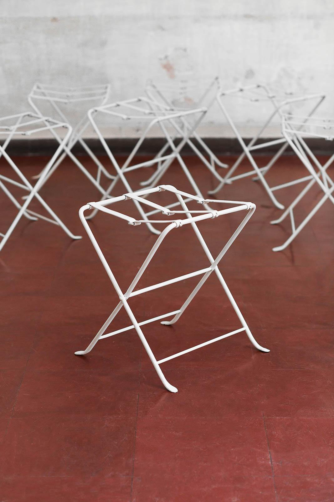 Set n. 7 portabagagli pieghevoli di metà secolo  (per sistemare le valigie) in metallo smaltato bianco
Dimensioni 40 W × 52 H × 46 D cm
Il prezzo si riferisce a una singola unità. 7 pezzi disponibili