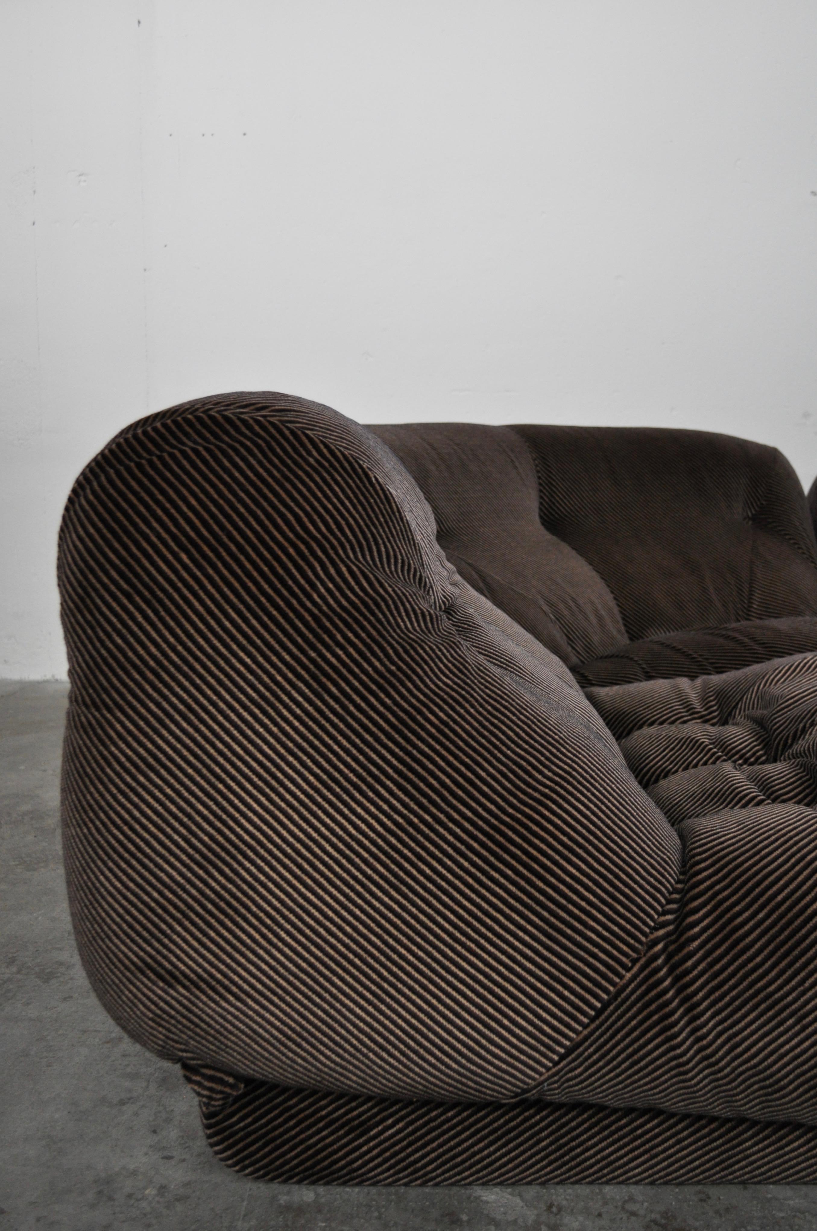Set angolar Nuvolone modular sofa model by Rino Maturi for Mimo Leone & Co. Chenille brown fabric.



 