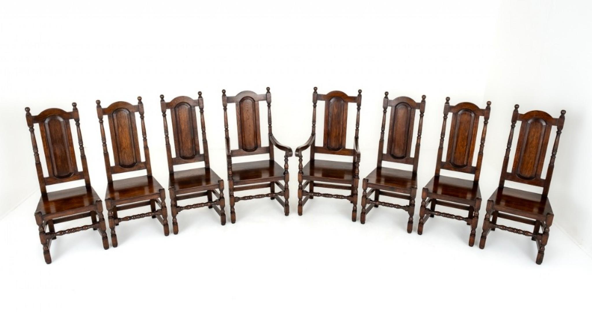 Satz von 8 (6+2) Eichenstühlen im Tudor-Stil. Diese Stühle haben eine getäfelte Rückenlehne und getäfelte Sitze. Die Stühle haben gedrehte Stützen an den Rückenlehnen. Die geformten Arme werden von geformten Säulen getragen. Die Stühle haben eine