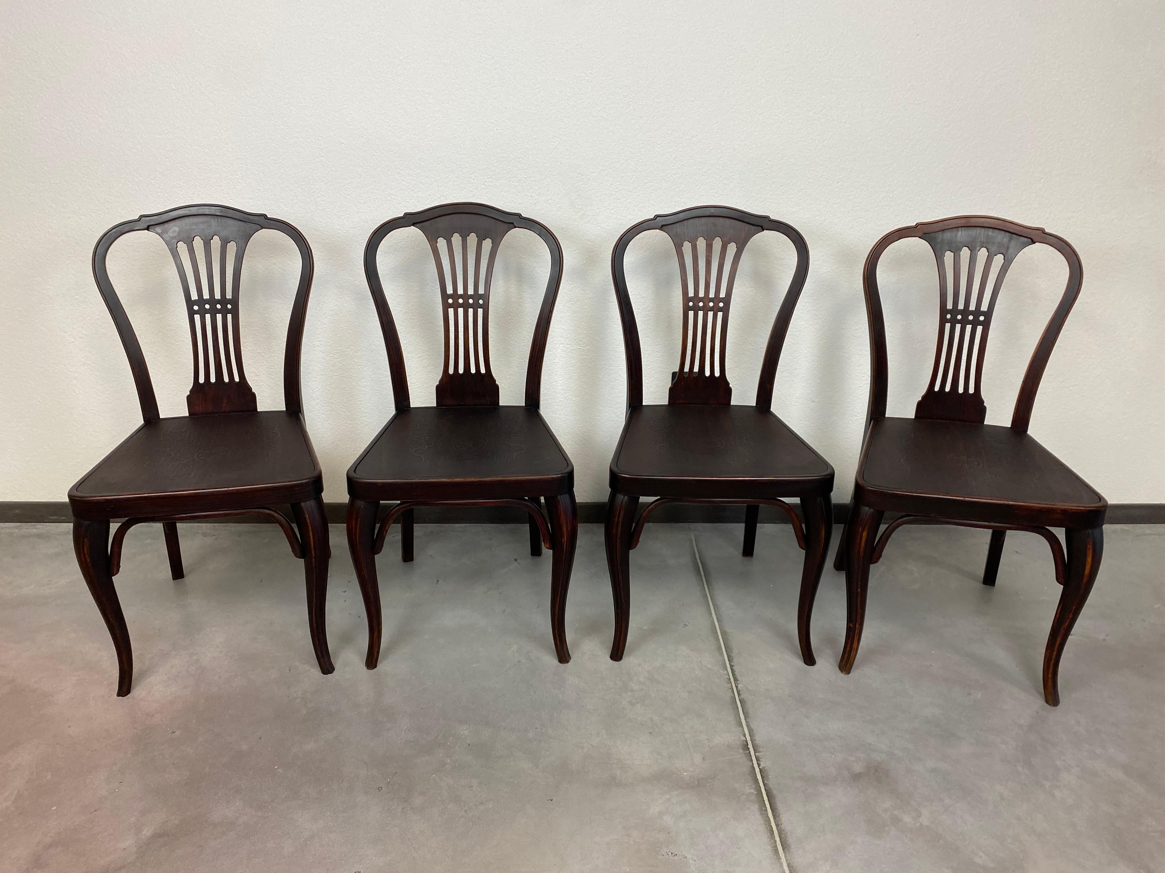 Set od 4 dining chairs no.613 by Gustav Siegel for Thonet professionally stained and repolished.
