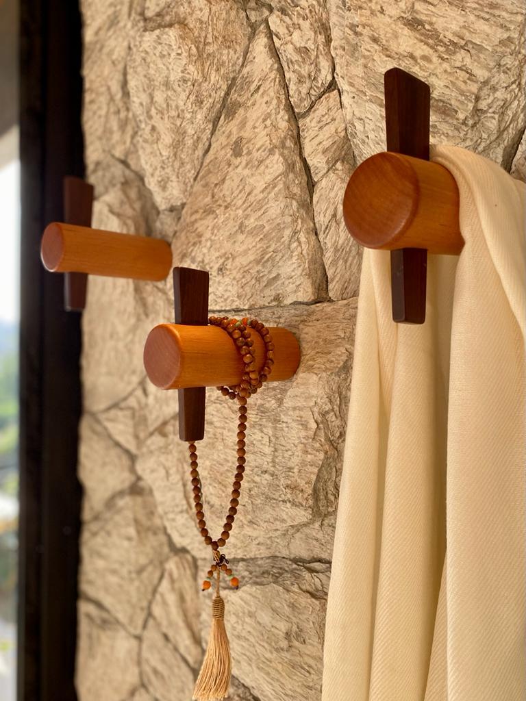 Mit seinem zeitgenössischen Design und seinen kühnen Linien ist der Iracema Beistelltisch vom Saci-Stuhl des Meisters Morito Ebine inspiriert.

Der Iracema-Tisch wird aus Massivholz mit traditionellen Holzbearbeitungstechniken handgefertigt und