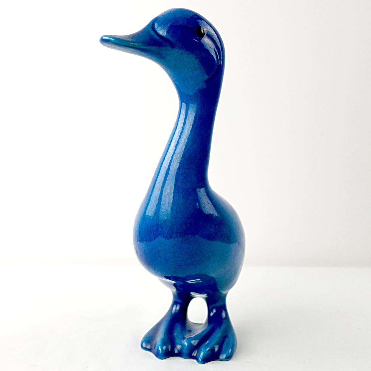 Français Ensemble d'un canard et de 4 moineaux en céramique bleue réalisé et signé par Georges Cassin en vente