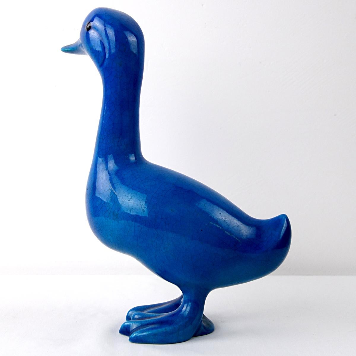 20ième siècle Ensemble d'un canard et de 4 moineaux en céramique bleue réalisé et signé par Georges Cassin en vente