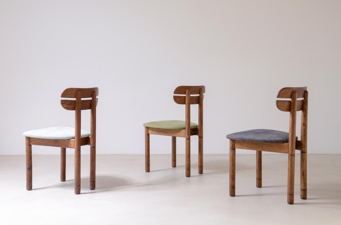 
COD-2772
Set of 10 1960s oak chairs with shaped backrest and padded fabric seat.