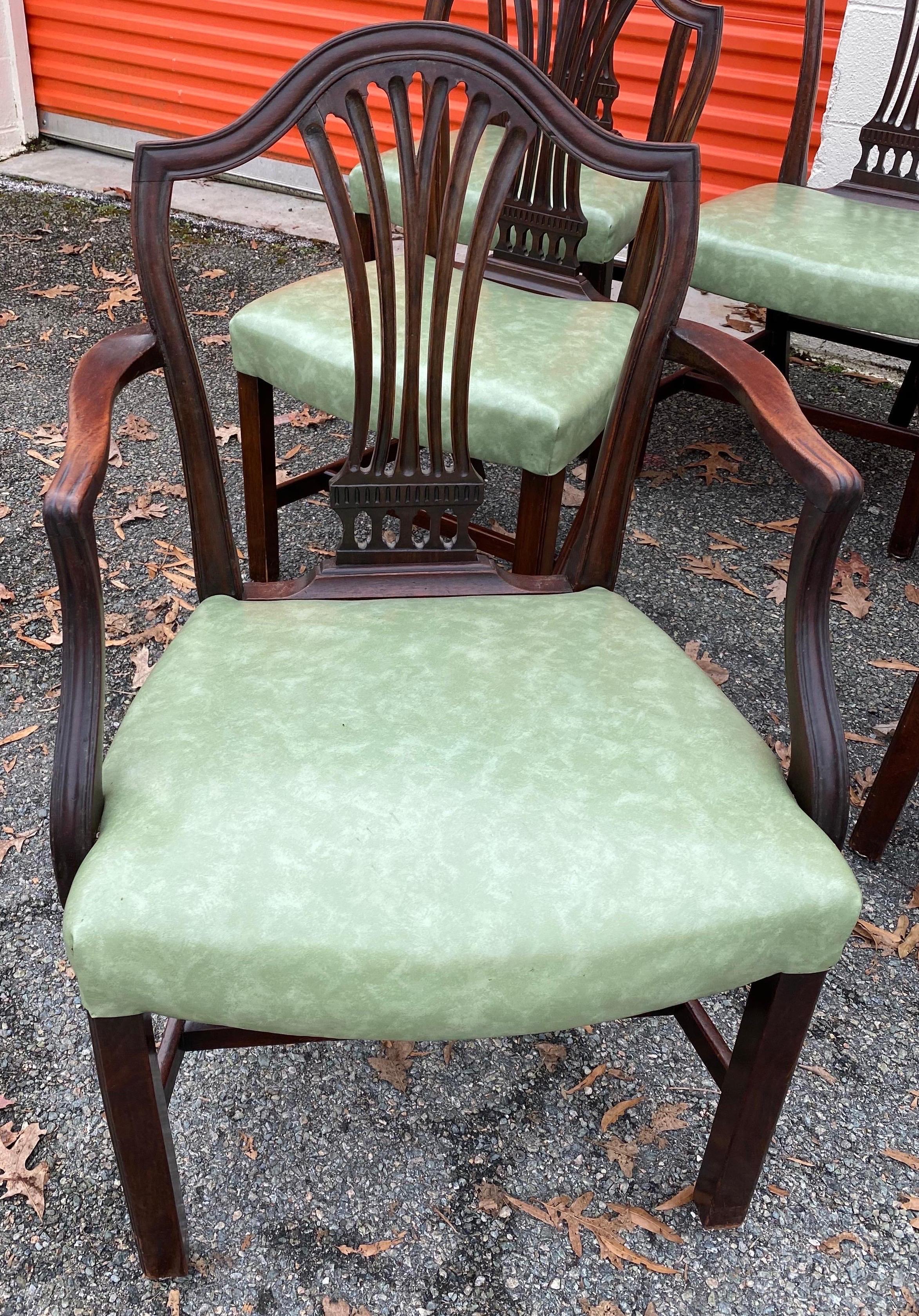 Set von 10 englischen Mahagoni-Esszimmerstühlen des 19. Jahrhunderts mit hellgrünen Sitzen im Zustand „Gut“ im Angebot in Charleston, SC