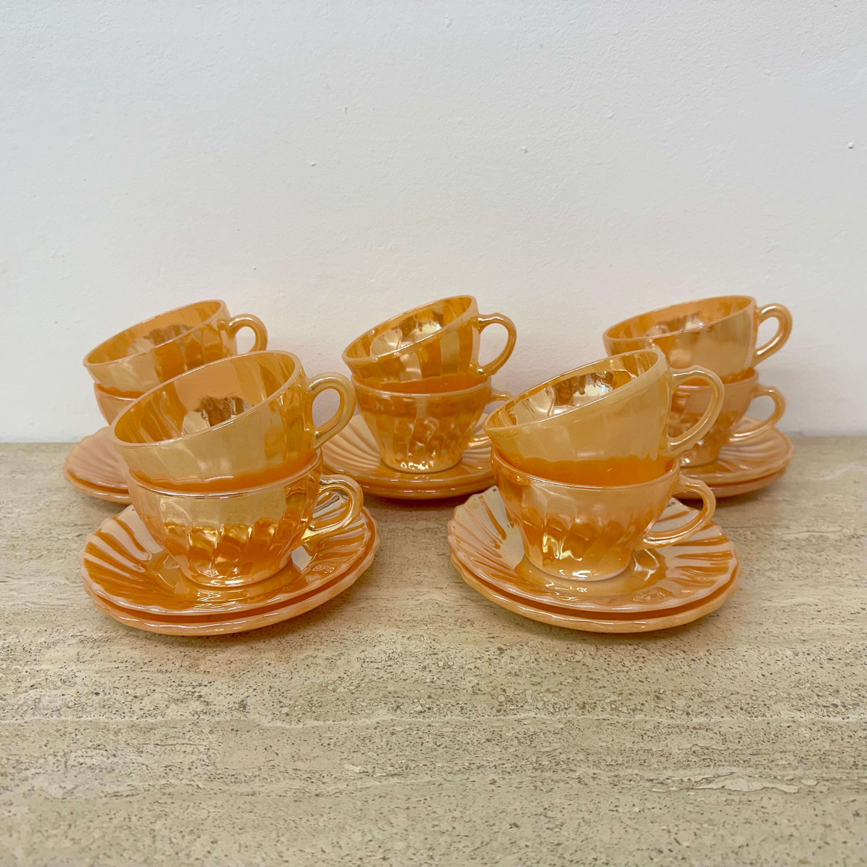 Set of 10 Anchor and hocking fire king Peach Lustre Laurel cups plates cans pot In Good Condition For Sale In Delft, NL
