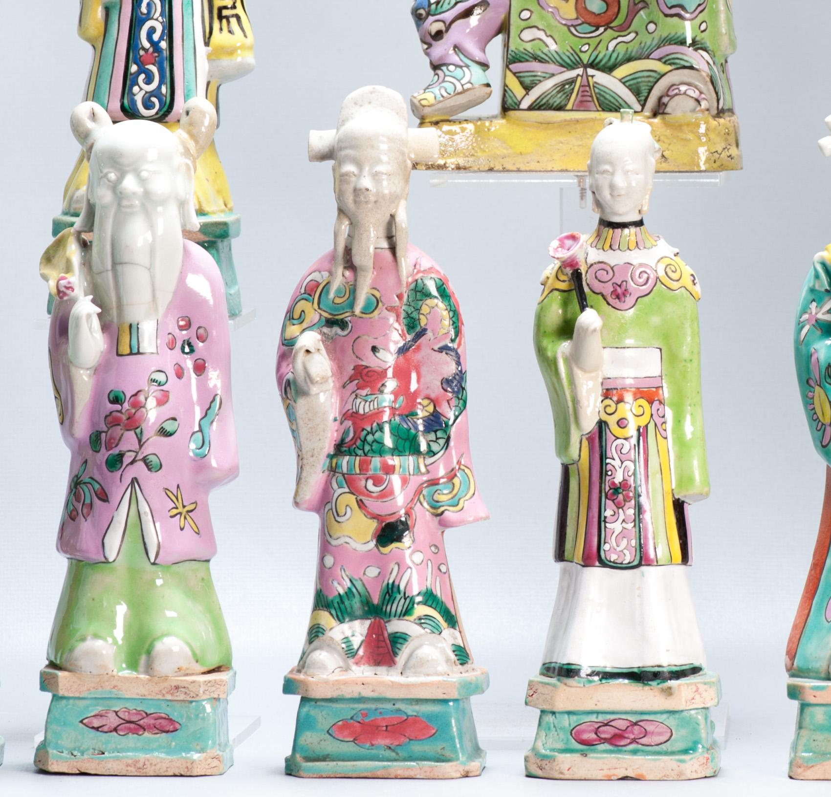Fino al XVIII secolo Set di 10 antiche statue di immortali in porcellana cinese Qianlong del XVIII secolo C.C. in vendita