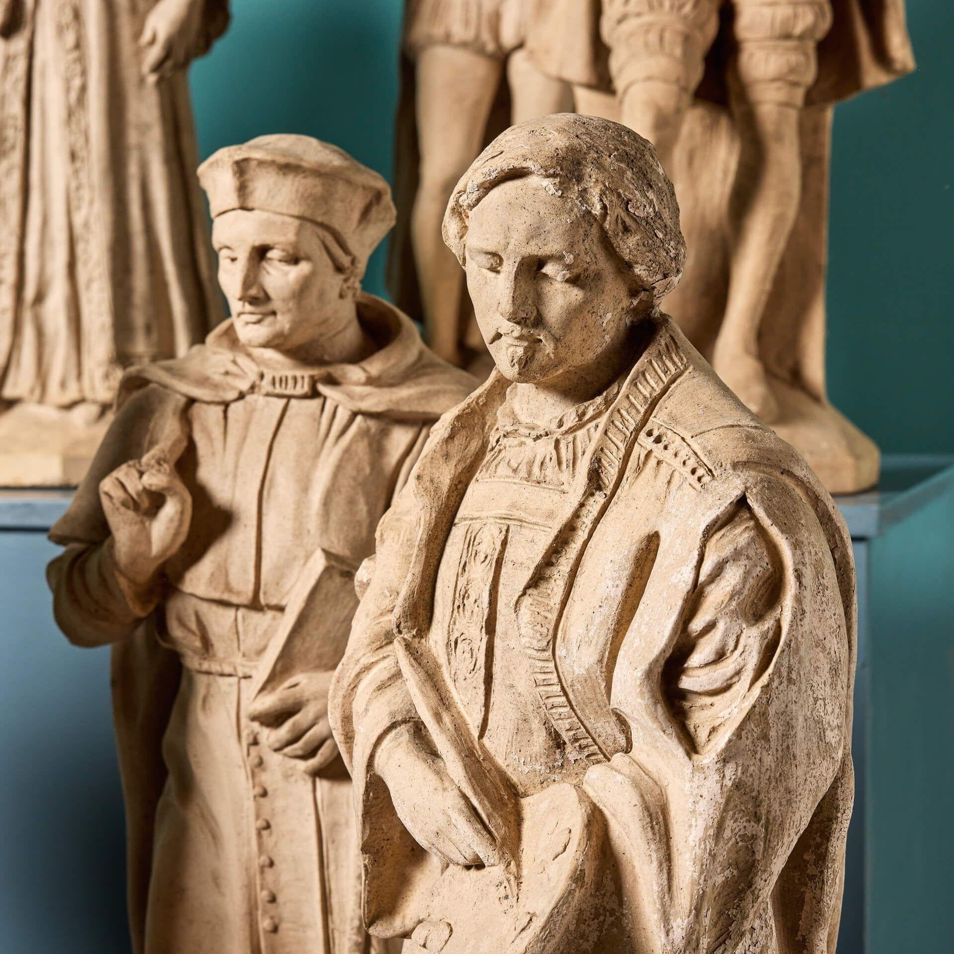 Set von 10 antiken englischen Statuen aus Buff-Terrakotta in Buff-Optik (Englisch) im Angebot