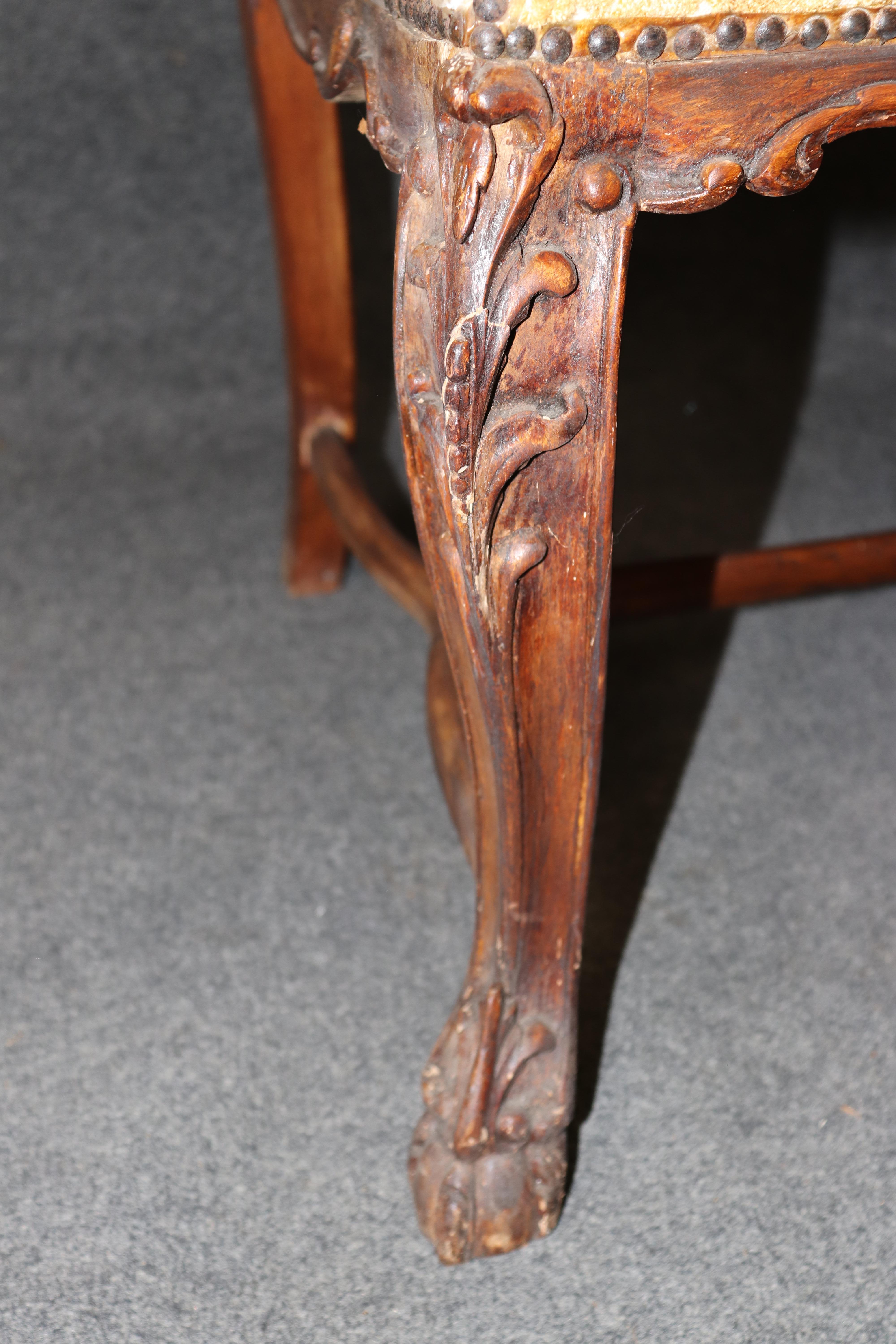 Set di 10 sedie da pranzo antiche in noce intagliato con rivestimento in velluto dorato del 1900 in vendita 3