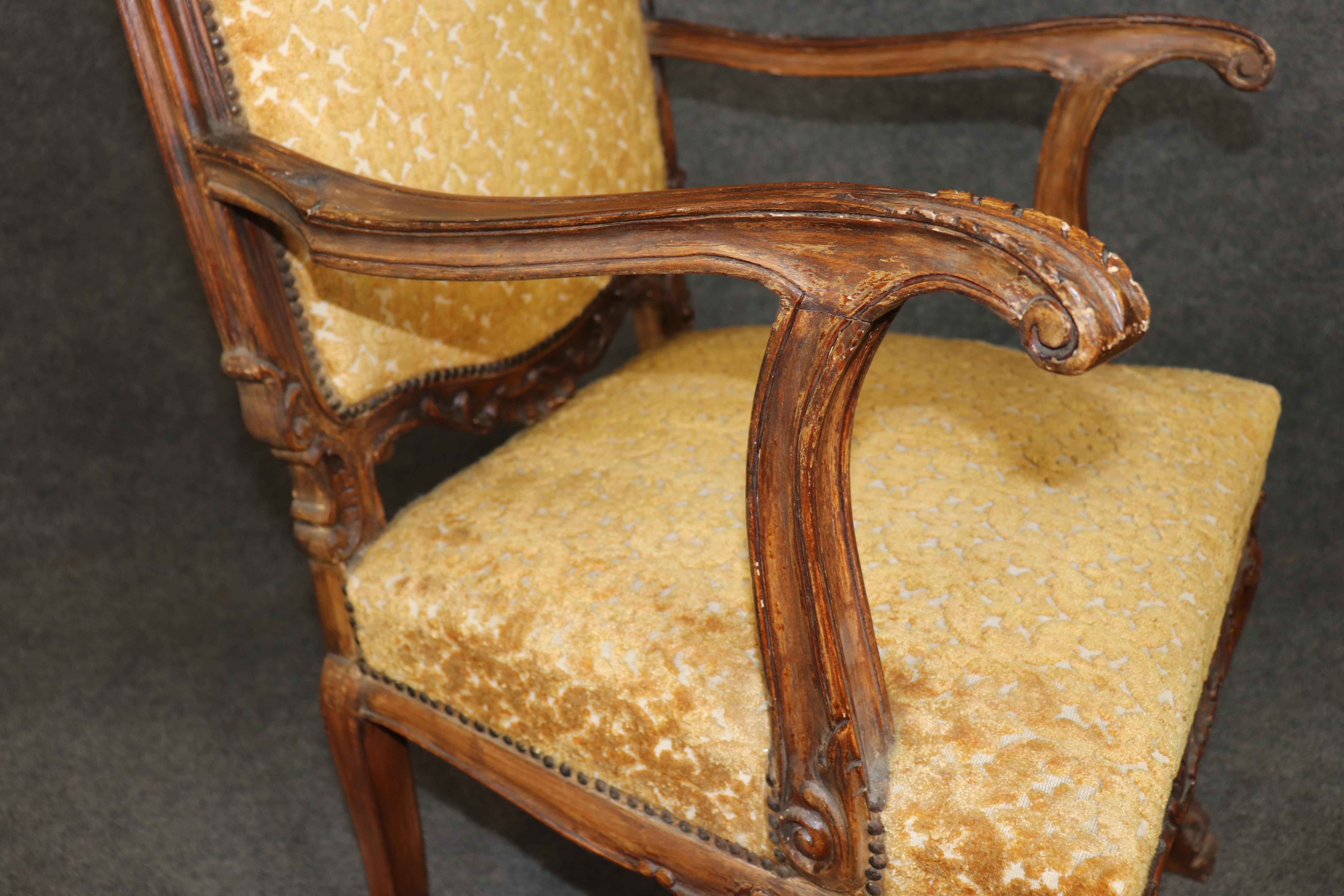 Set di 10 sedie da pranzo antiche in noce intagliato con rivestimento in velluto dorato del 1900 in vendita 6