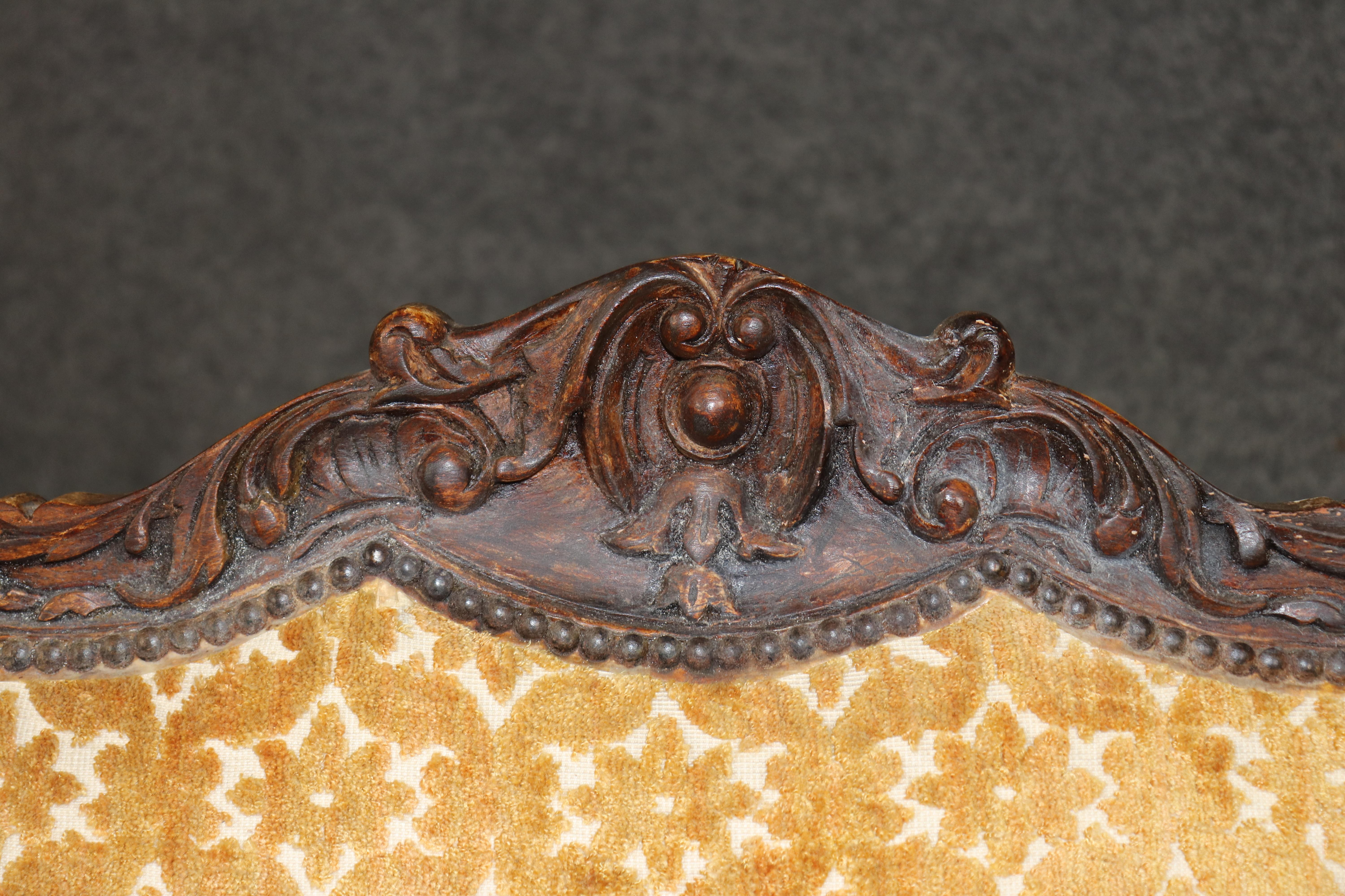 Set di 10 sedie da pranzo antiche in noce intagliato con rivestimento in velluto dorato del 1900 in vendita 10