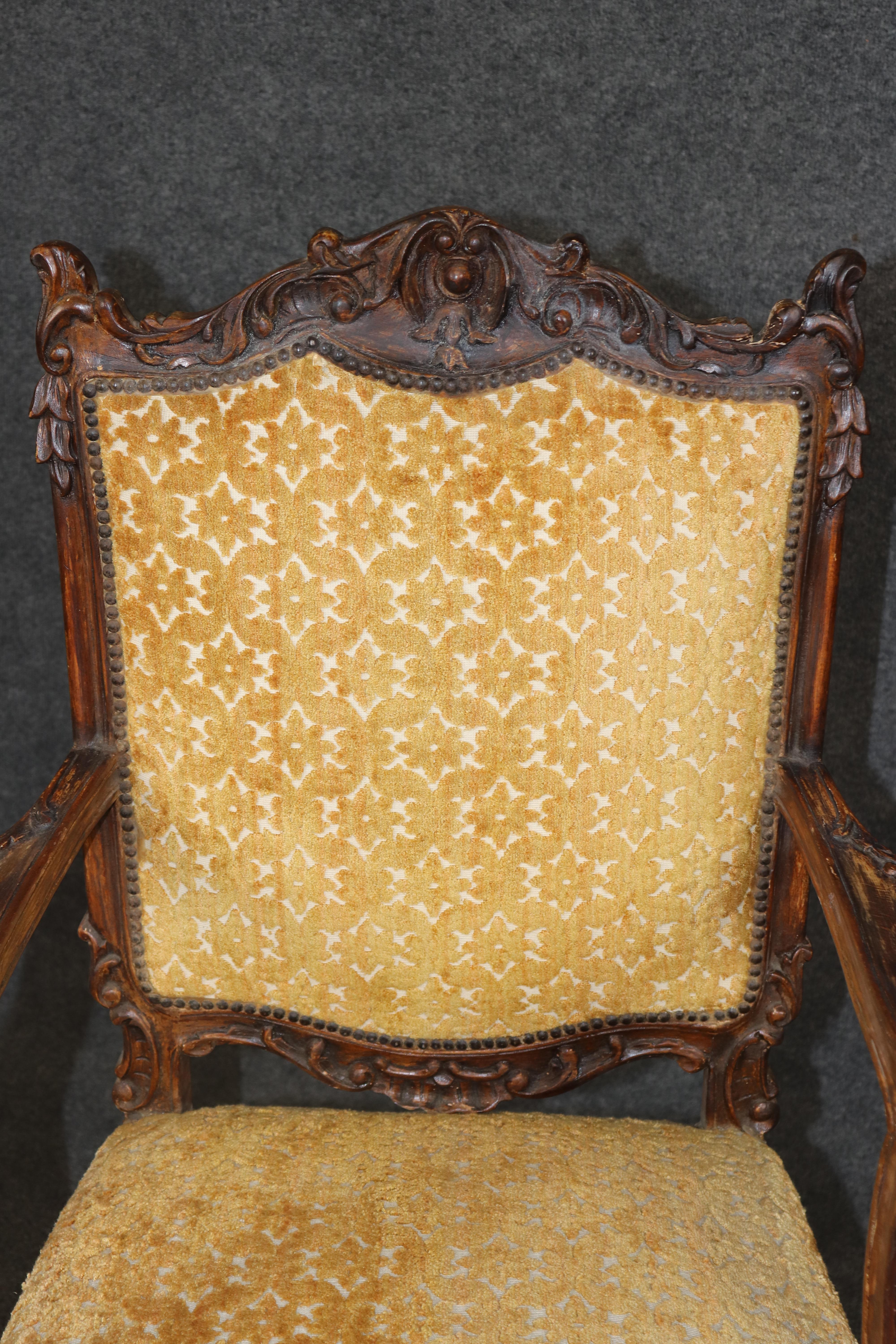 Set di 10 sedie da pranzo antiche in noce intagliato con rivestimento in velluto dorato del 1900 in vendita 12