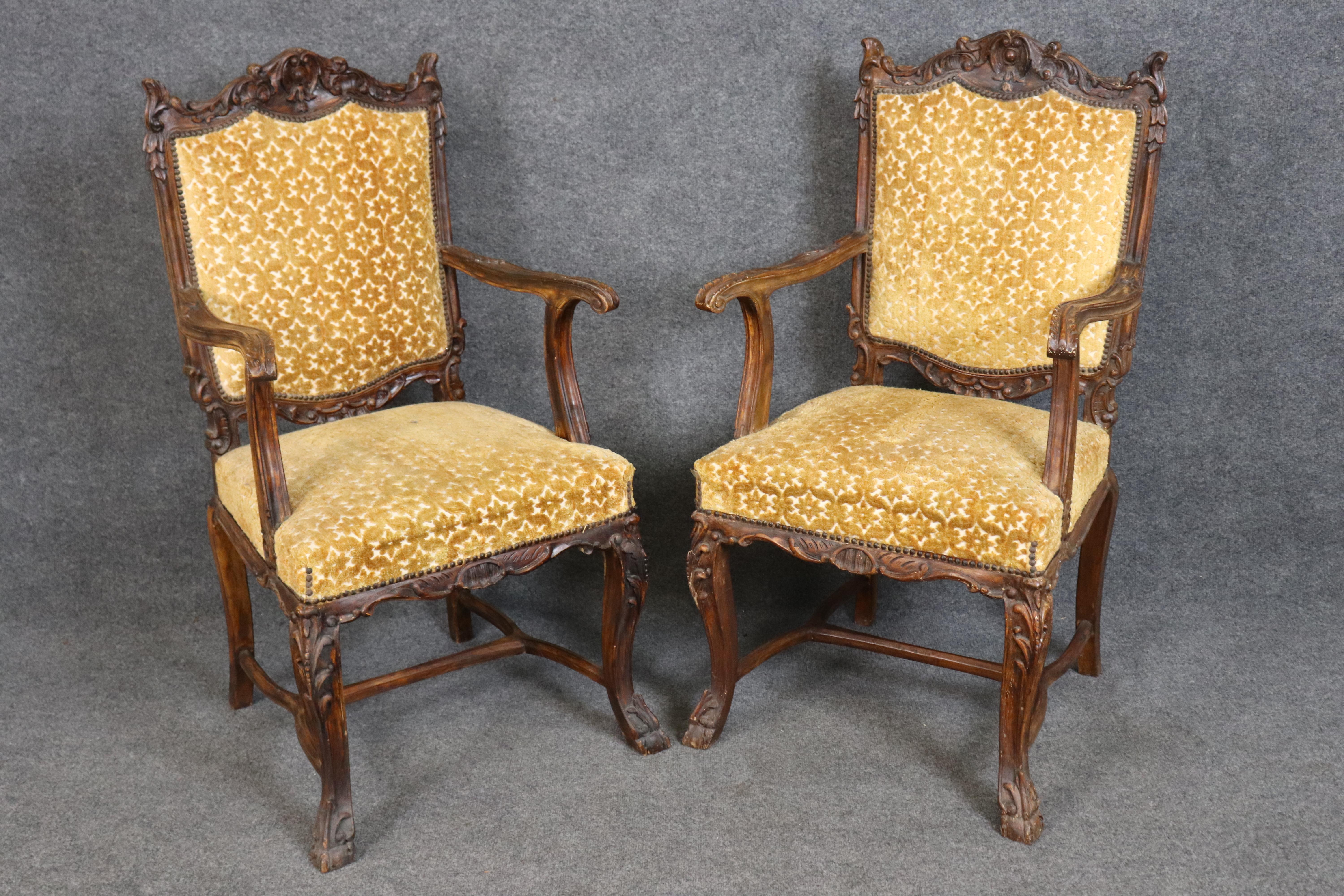 Porta un'eleganza senza tempo nel tuo spazio da pranzo con questo squisito set di 10 sedie da pranzo francesi vittoriane dei primi del '900, magistralmente realizzate in noce massiccio. Con otto sedie laterali e due poltrone, questo set