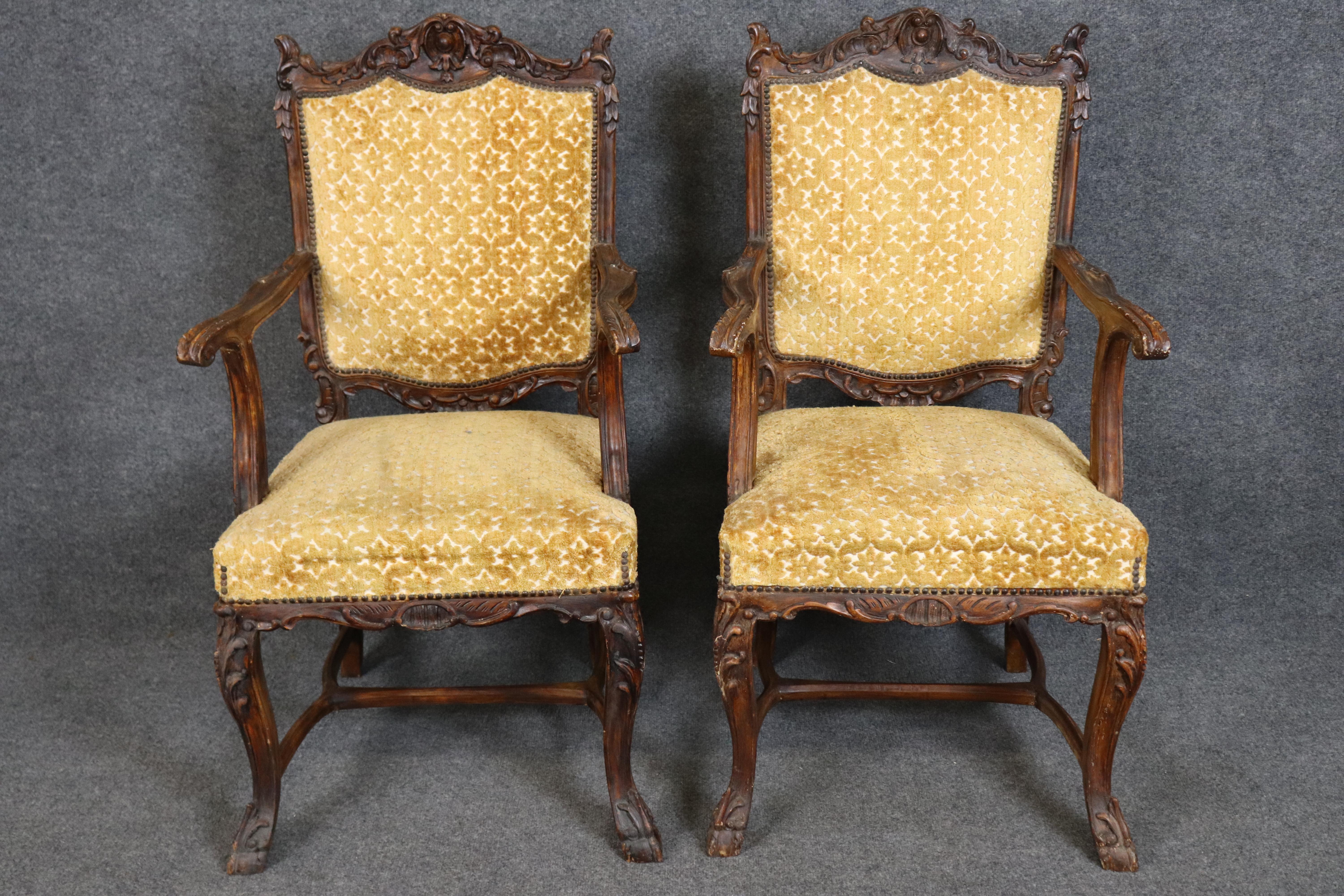 Pieno vittoriano Set di 10 sedie da pranzo antiche in noce intagliato con rivestimento in velluto dorato del 1900 in vendita