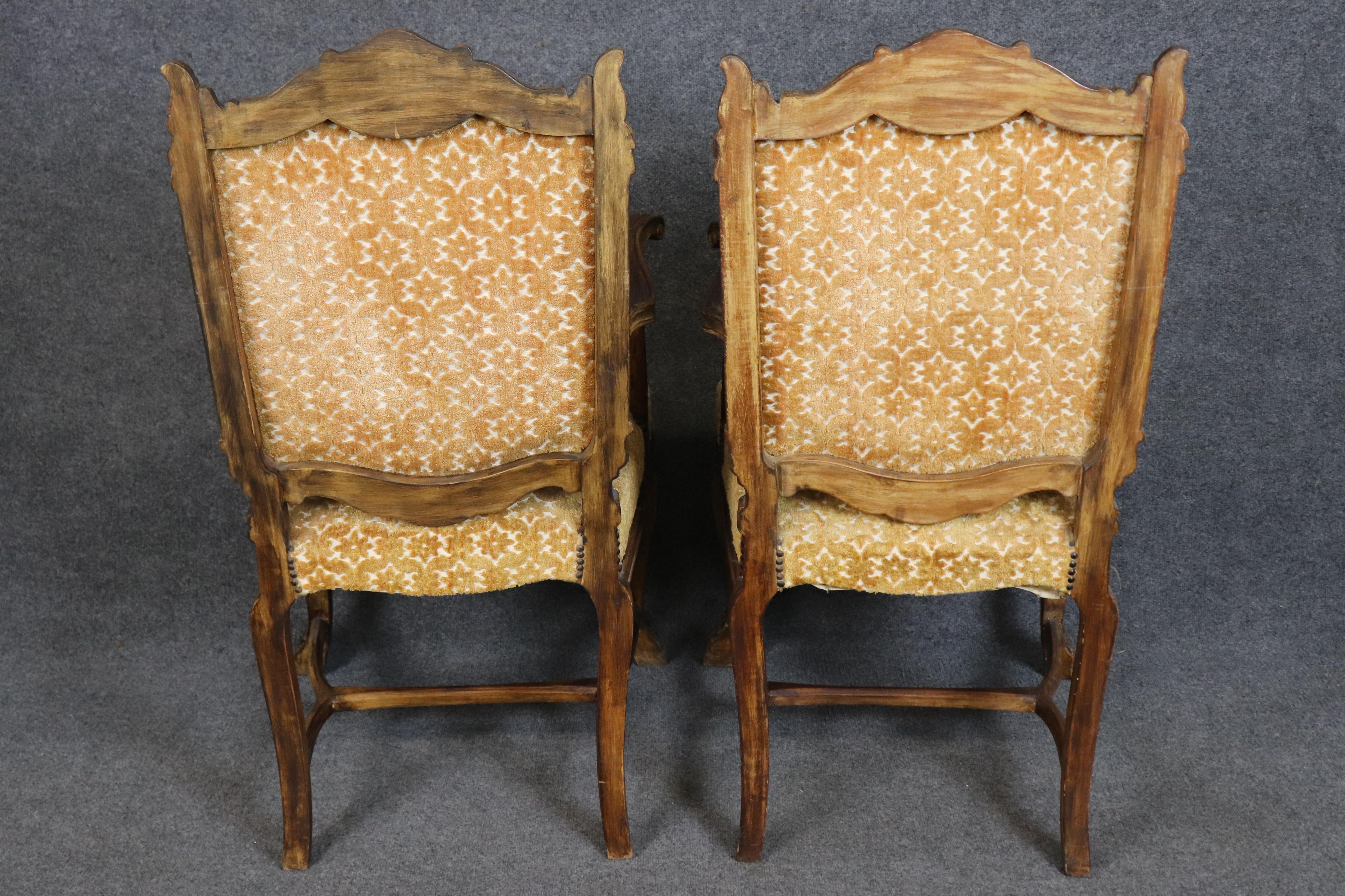 Set di 10 sedie da pranzo antiche in noce intagliato con rivestimento in velluto dorato del 1900 In condizioni buone in vendita a Swedesboro, NJ