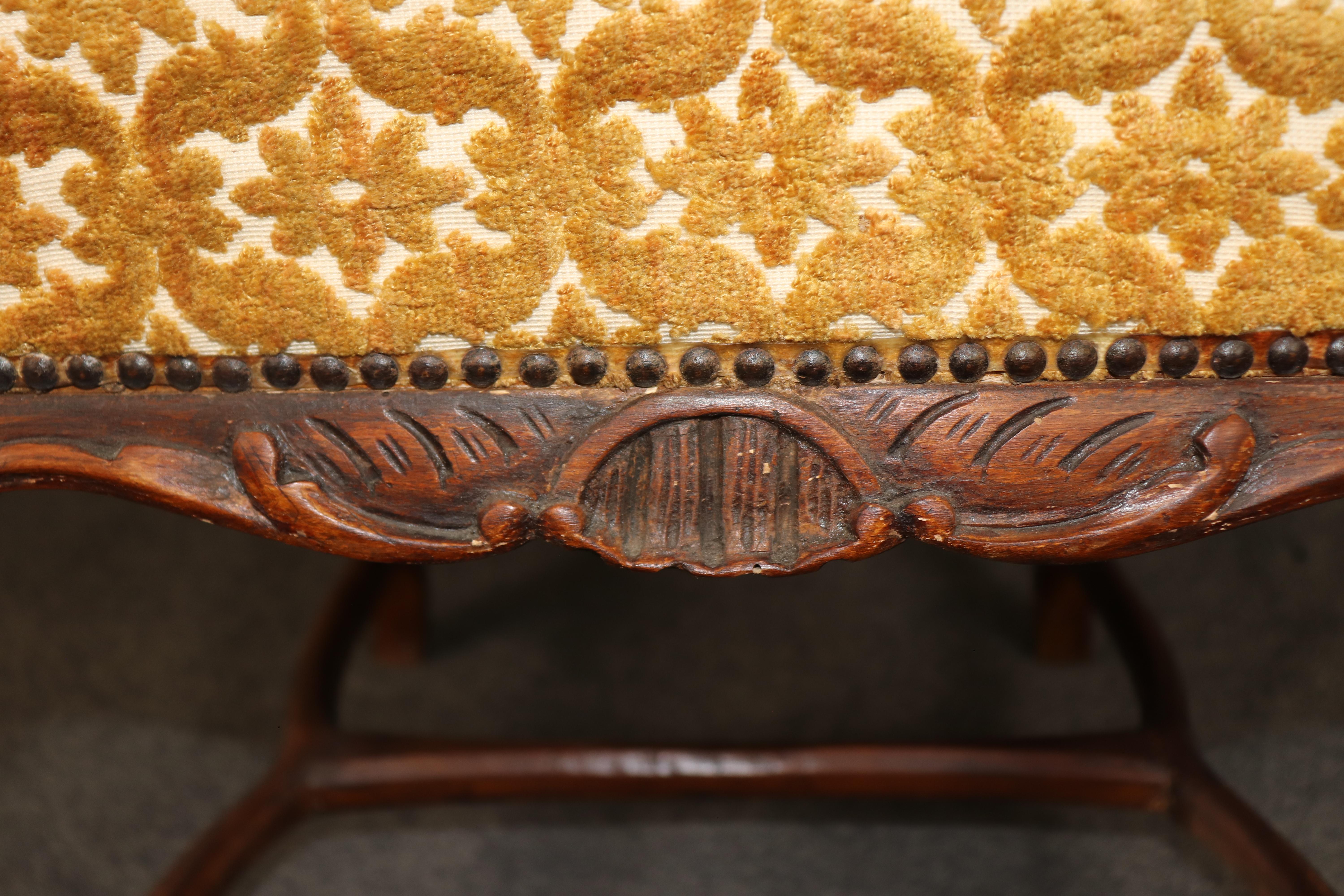 Inizio XX secolo Set di 10 sedie da pranzo antiche in noce intagliato con rivestimento in velluto dorato del 1900 in vendita