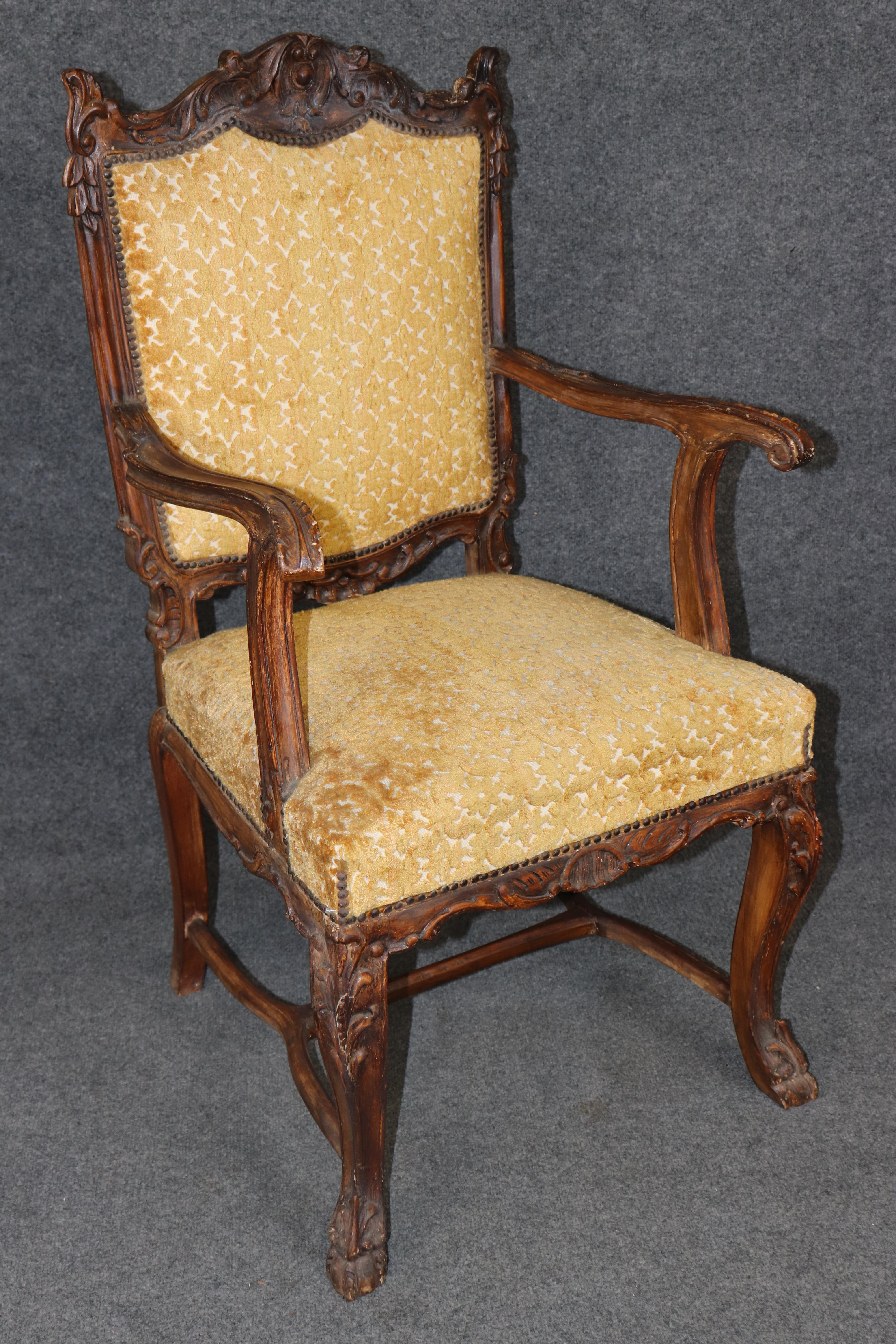 Set di 10 sedie da pranzo antiche in noce intagliato con rivestimento in velluto dorato del 1900 in vendita 1