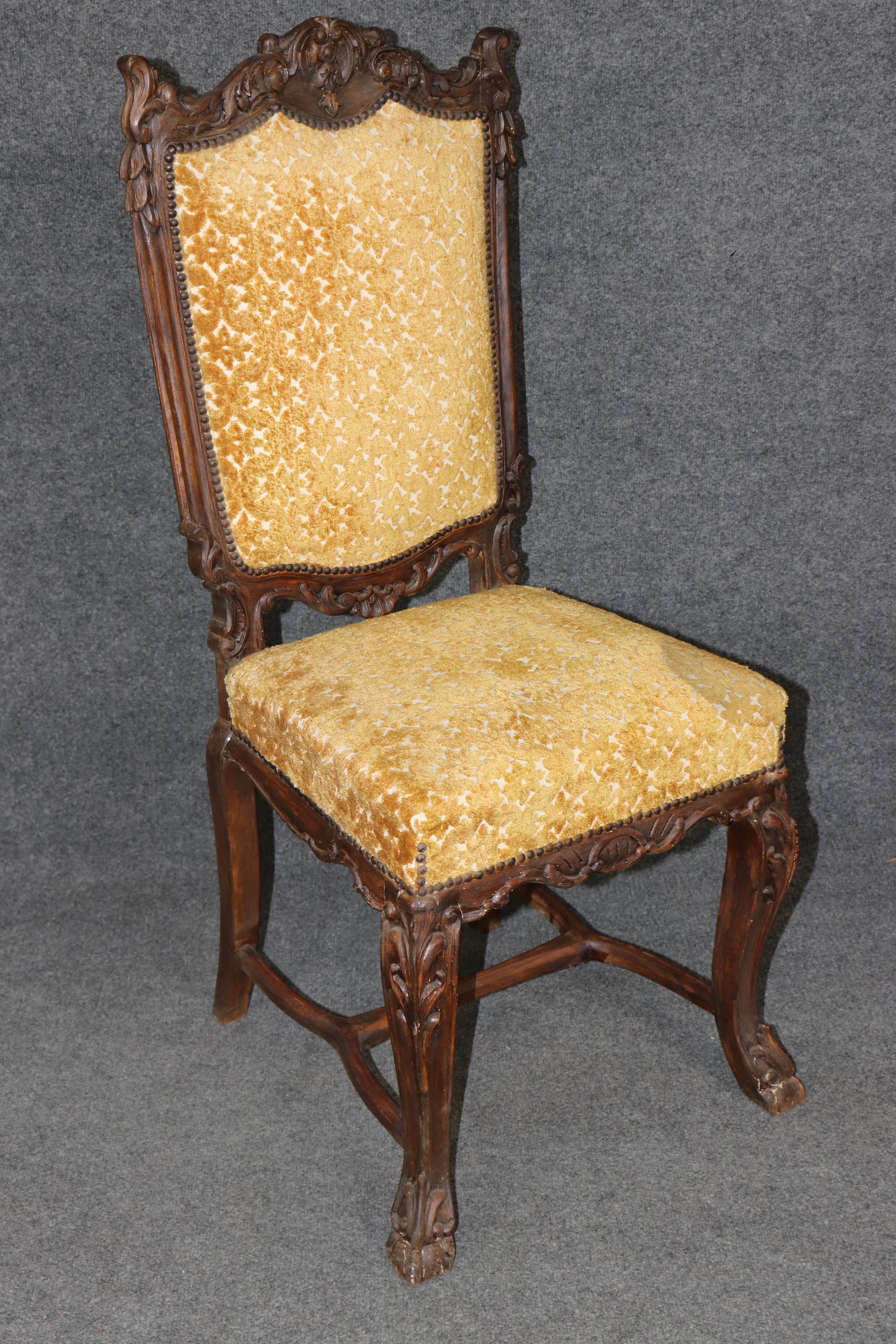 Set di 10 sedie da pranzo antiche in noce intagliato con rivestimento in velluto dorato del 1900 in vendita 2