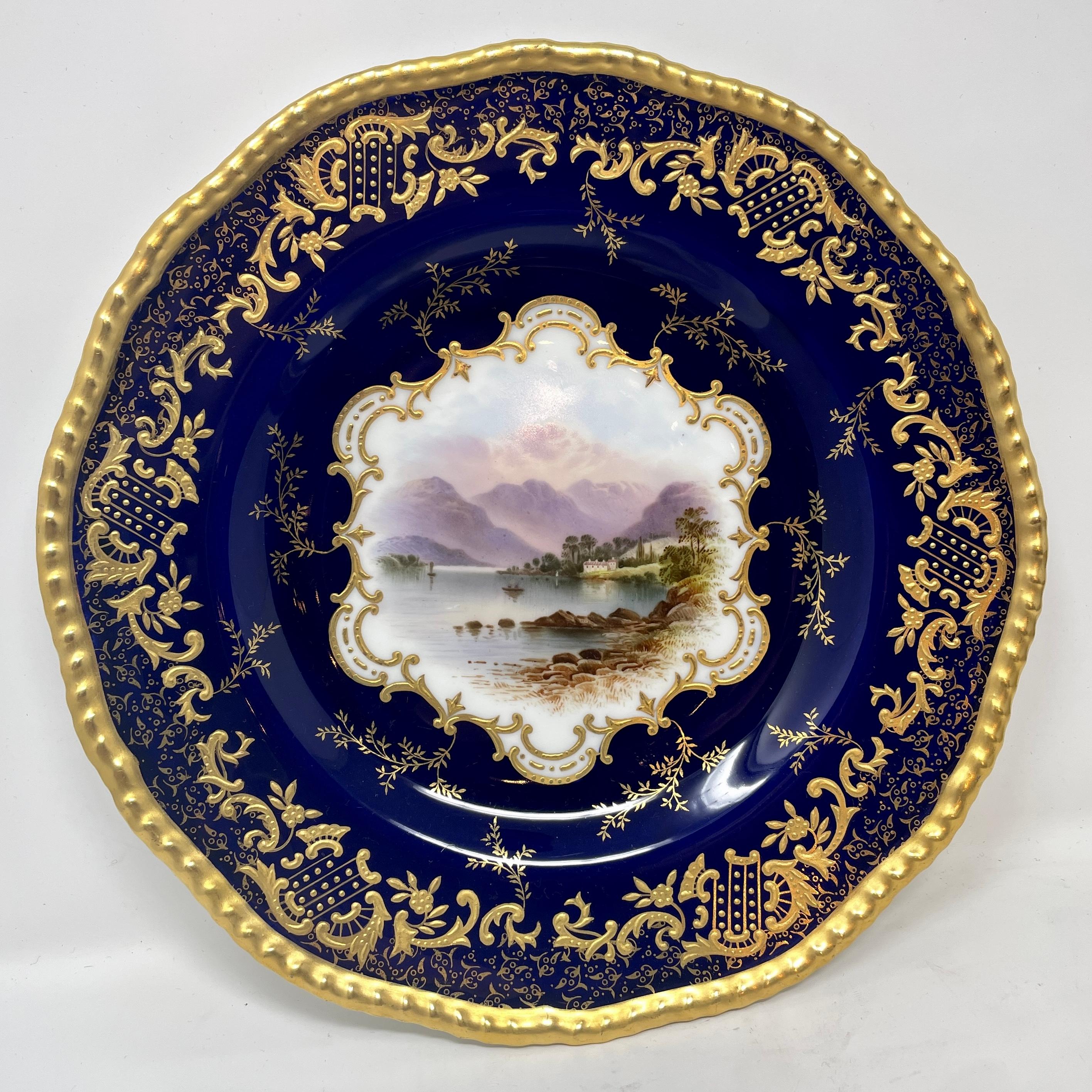 Ensemble de 10 assiettes anglaises anciennes en porcelaine Coalport bleu cobalt et or, vers 1900. Chaque assiette présente un design central unique. 