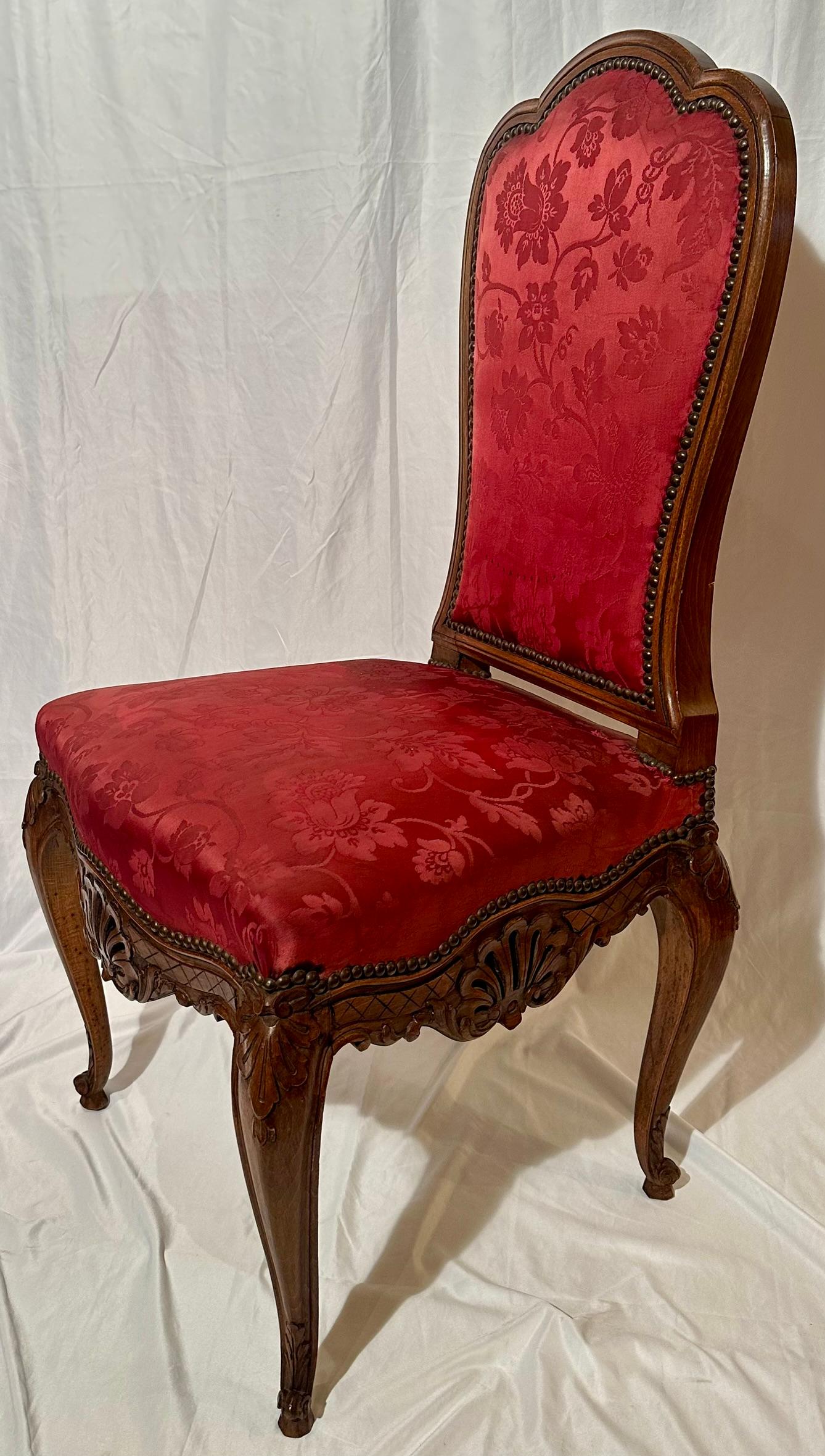 Français Ensemble de 10 chaises de salle à manger anciennes en noyer sculpté, Circa 1880. en vente