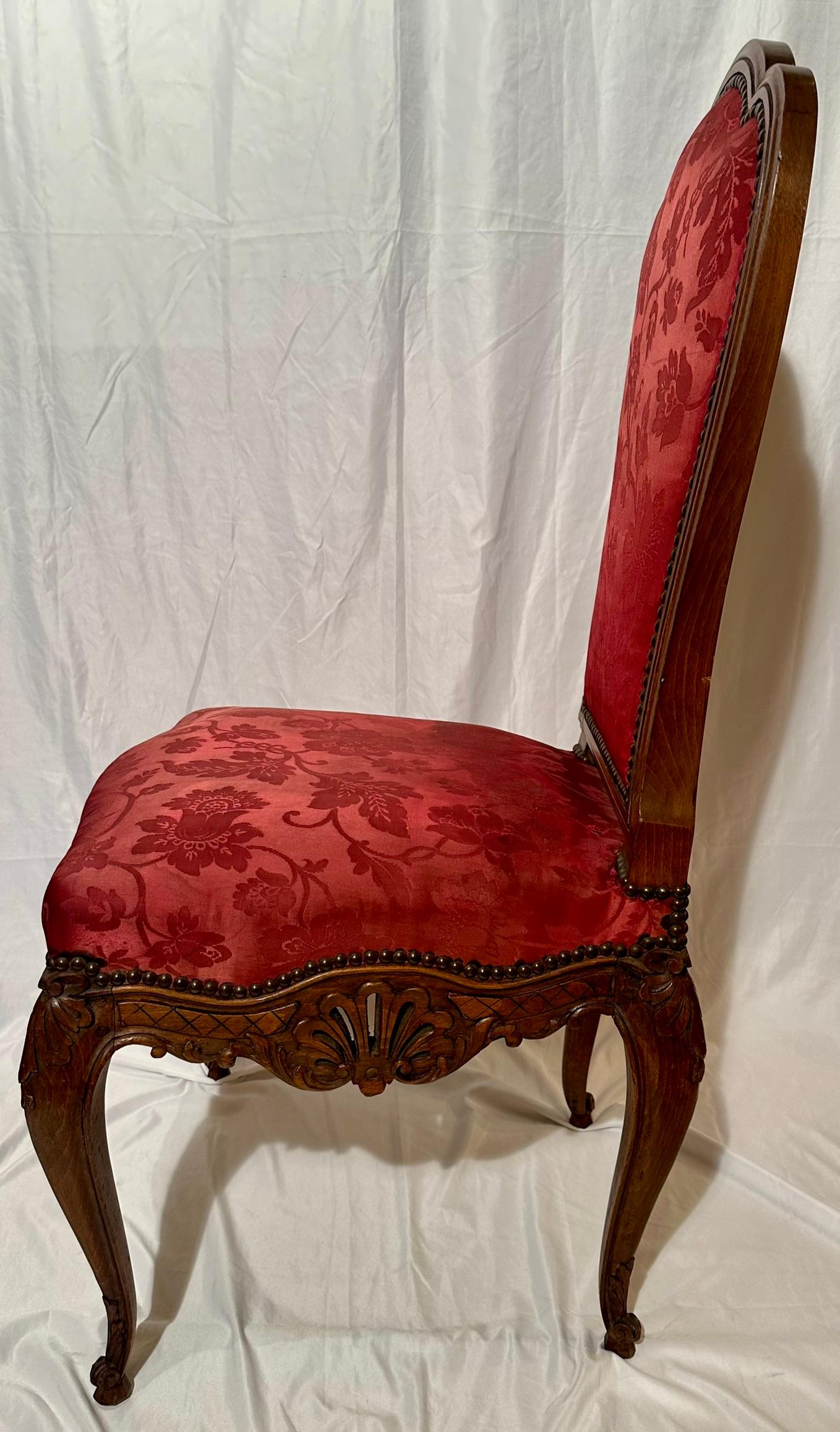 Ensemble de 10 chaises de salle à manger anciennes en noyer sculpté, Circa 1880. Bon état - En vente à New Orleans, LA