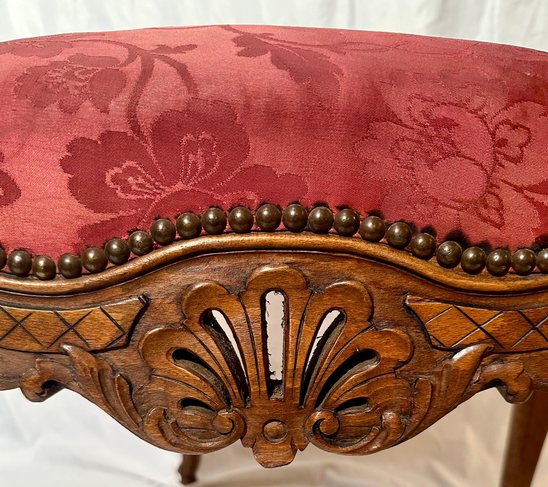 XIXe siècle Ensemble de 10 chaises de salle à manger anciennes en noyer sculpté, Circa 1880. en vente