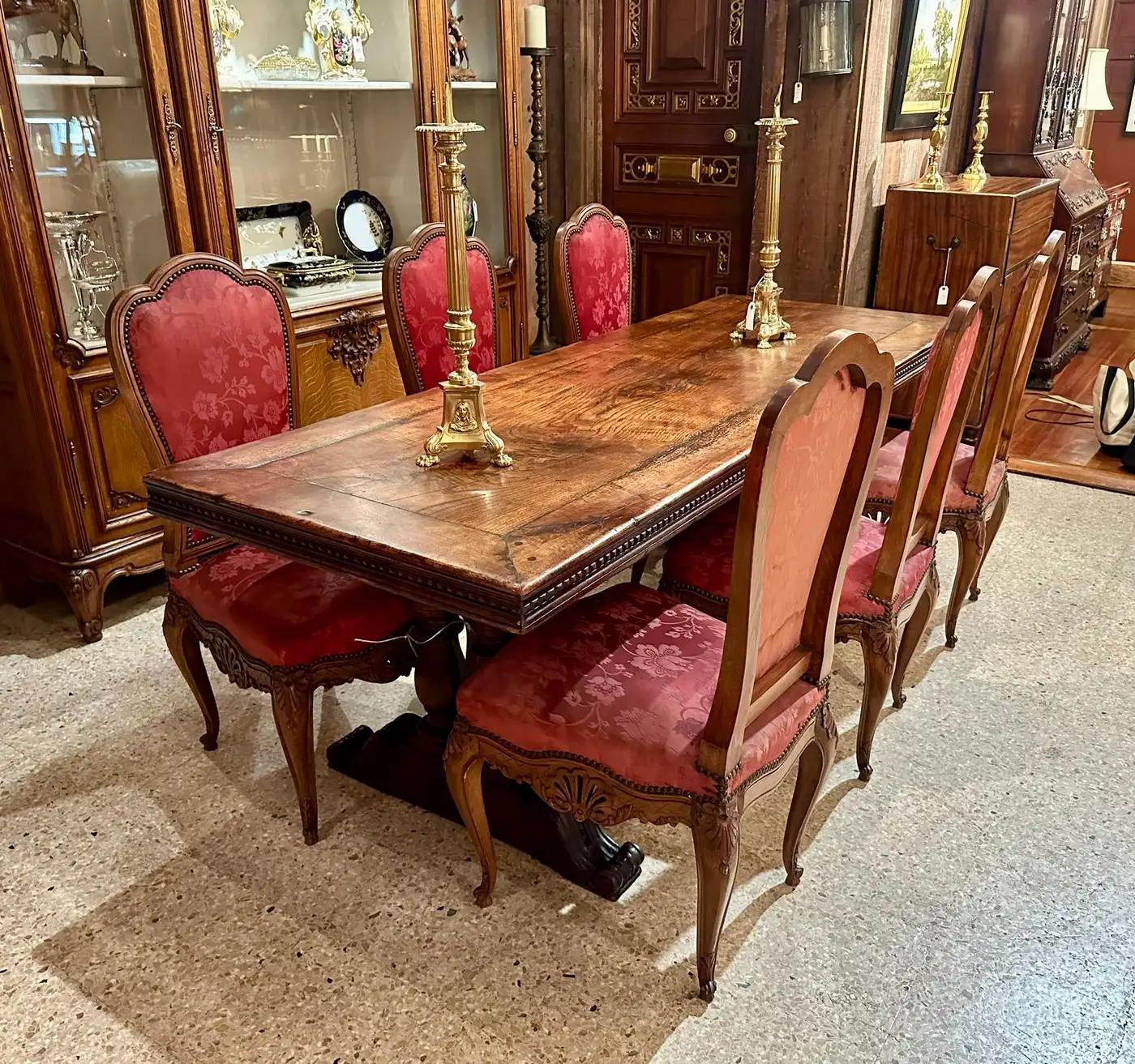 Soie Ensemble de 10 chaises de salle à manger anciennes en noyer sculpté, Circa 1880. en vente