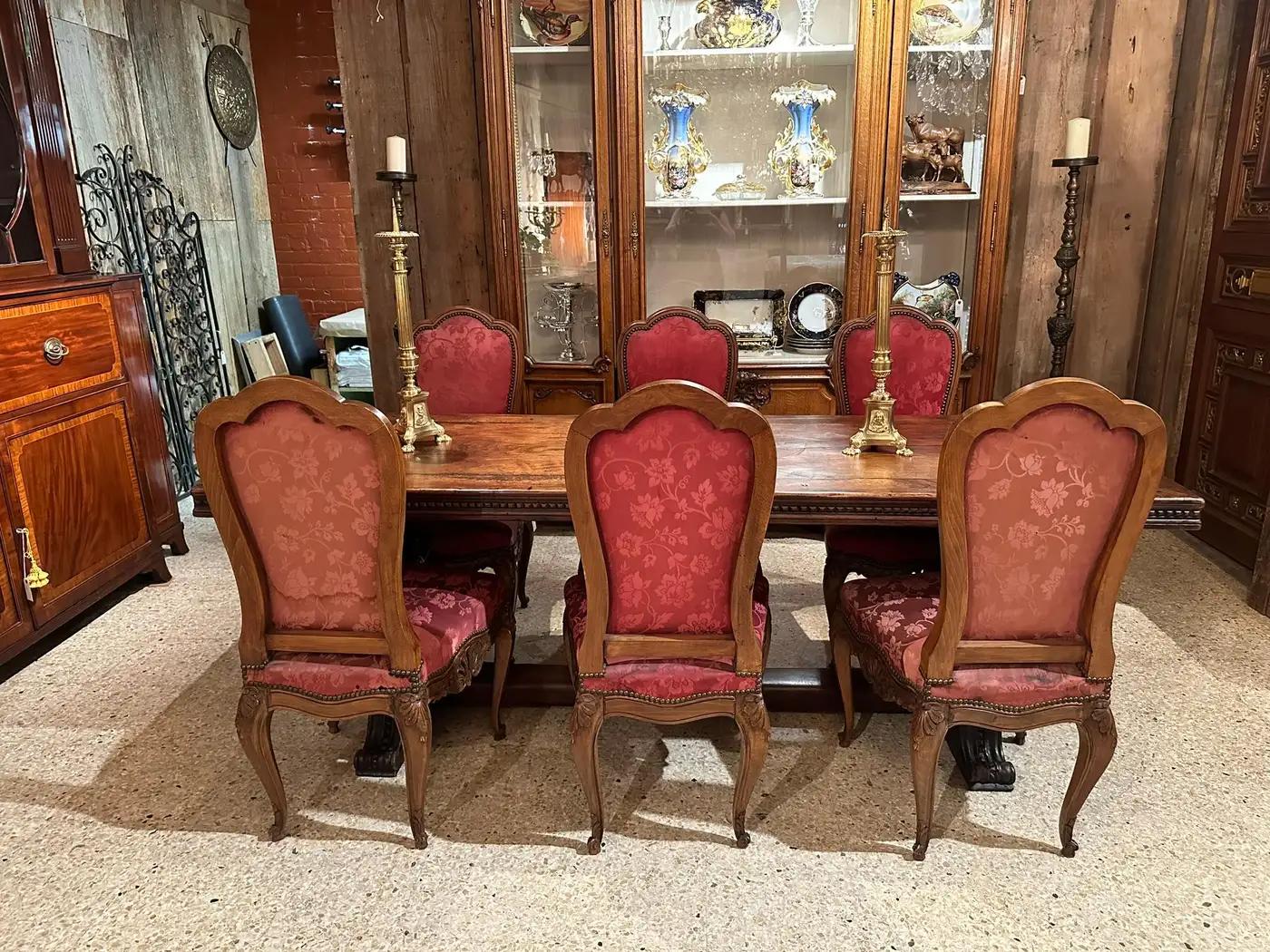 Ensemble de 10 chaises de salle à manger anciennes en noyer sculpté, Circa 1880. en vente 1
