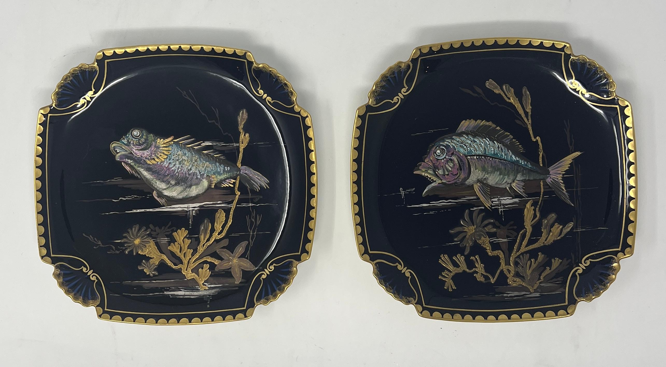 Ensemble de 10 assiettes à poisson anciennes en porcelaine de Limoges peintes à la main en bleu cobalt et or, vers 1890.