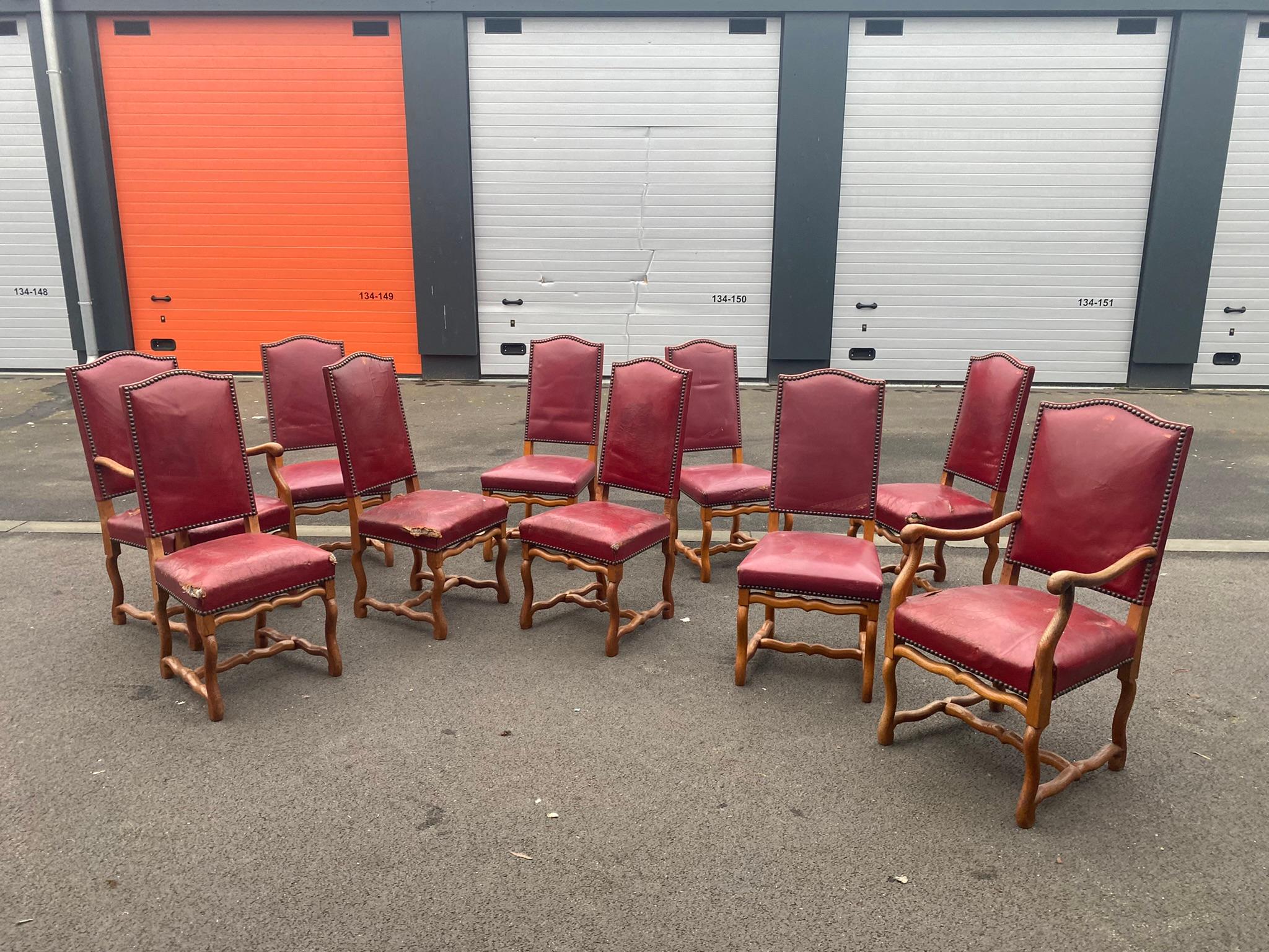 Satz von 10 antiken französischen Louis XIII Stil Os de Mouton Esszimmerstühlen
8 Stühle und 2 Sessel in Eiche und Leder, Polsterung komplett neu zu beziehen;
strukturen in gutem Zustand.