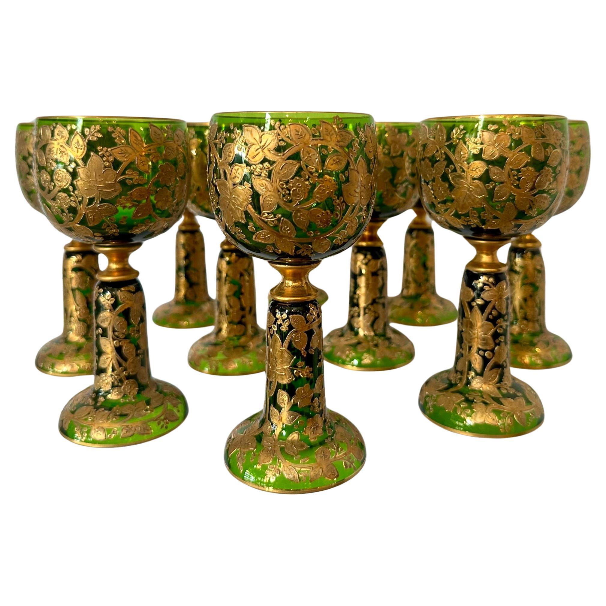 Set di 10 antichi calici da vino tedeschi in vetro verde incrostato d'oro prodotti dalla ditta Moser, circa 1890.  Questi sono per il vino bianco.
Nelle ultime due foto, abbiamo un set coordinato di 8 bicchieri da vino rosso e un set di 10 bicchieri