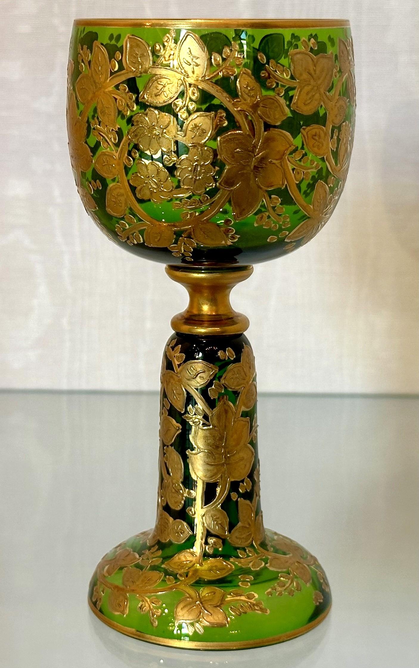Tedesco Set di 10 antichi calici tedeschi in vetro verde incrostato d'oro di Moser, Circa 1890