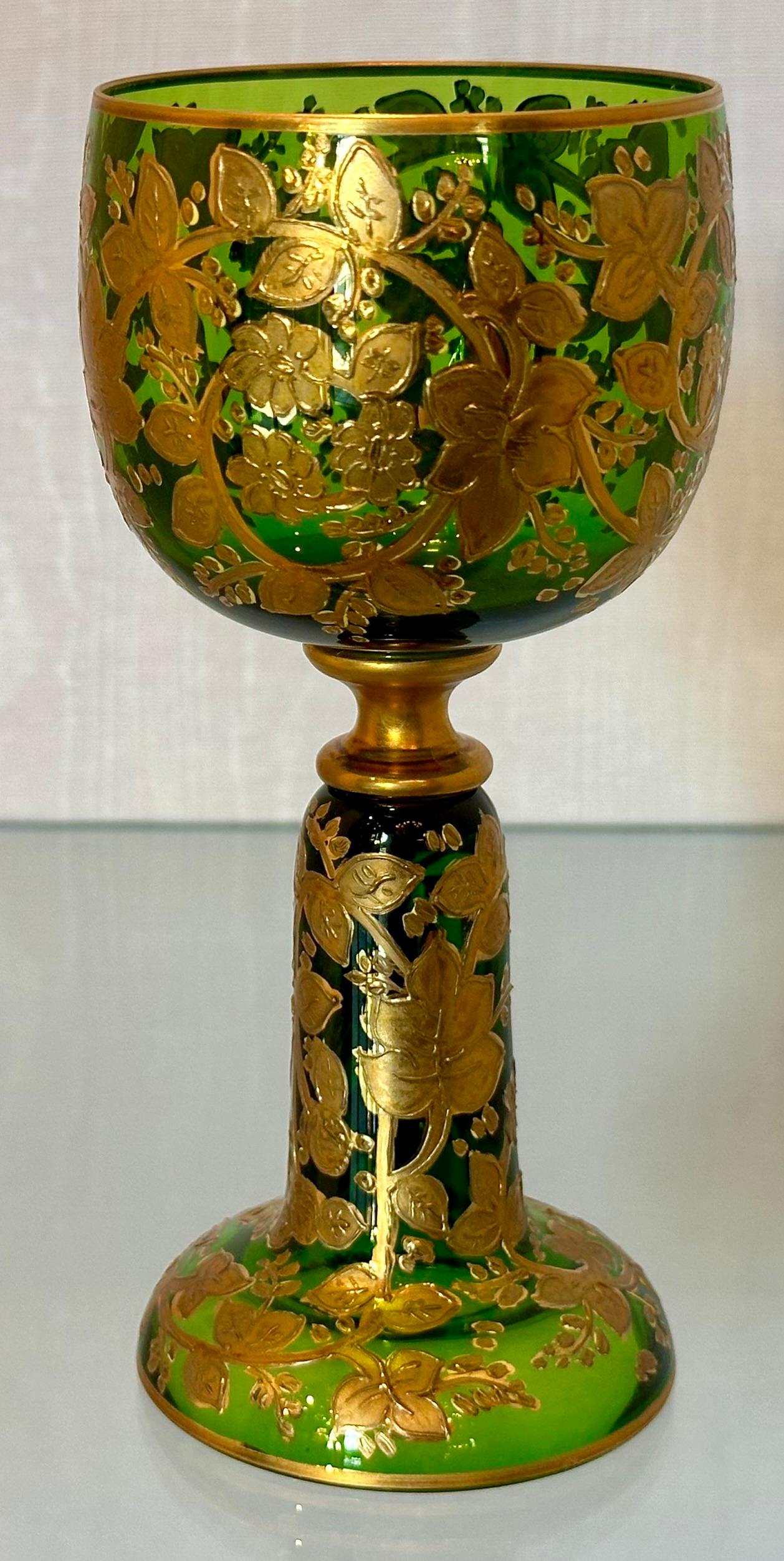 Set di 10 antichi calici tedeschi in vetro verde incrostato d'oro di Moser, Circa 1890 In condizioni buone a New Orleans, LA