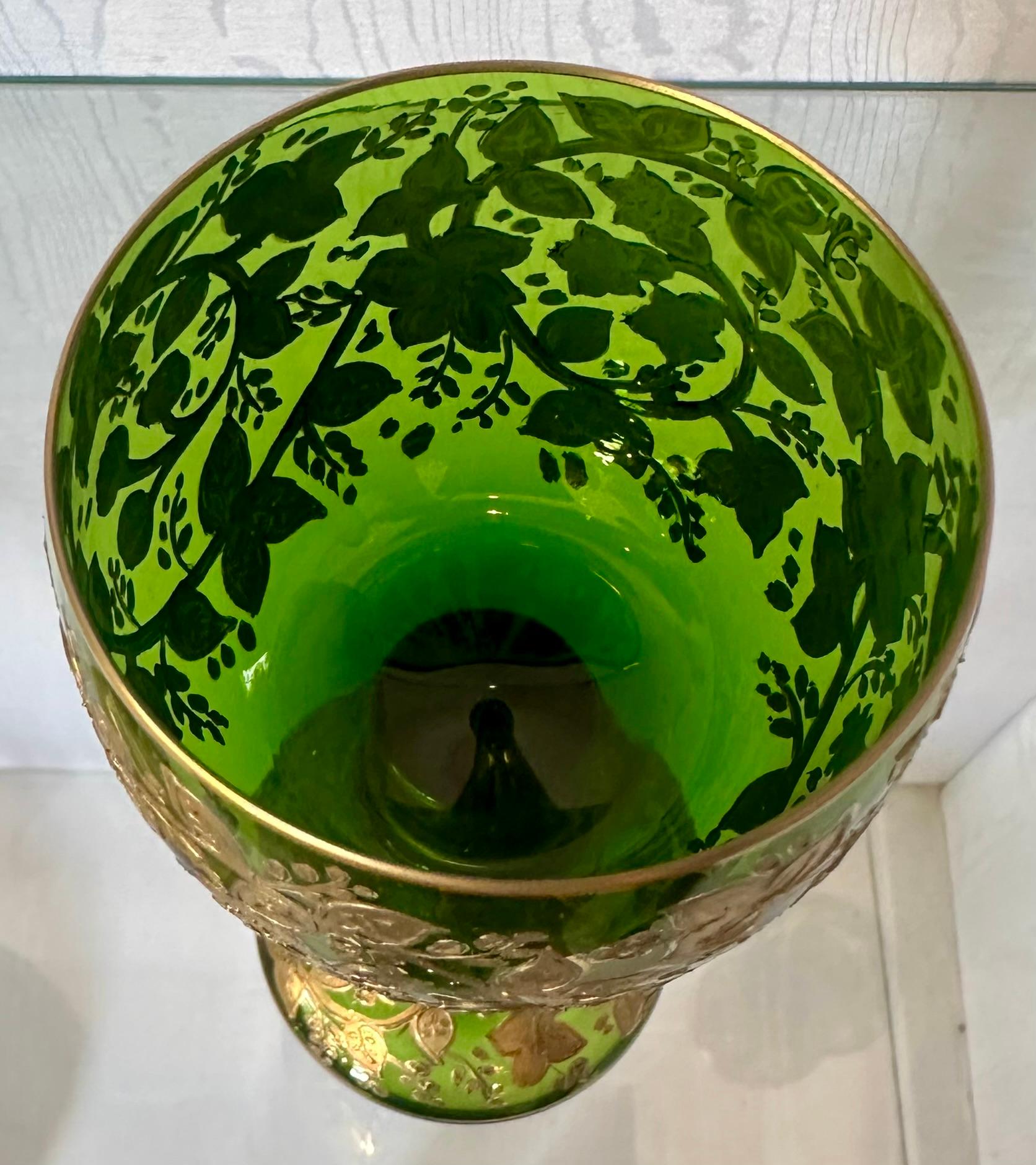 XIX secolo Set di 10 antichi calici tedeschi in vetro verde incrostato d'oro di Moser, Circa 1890