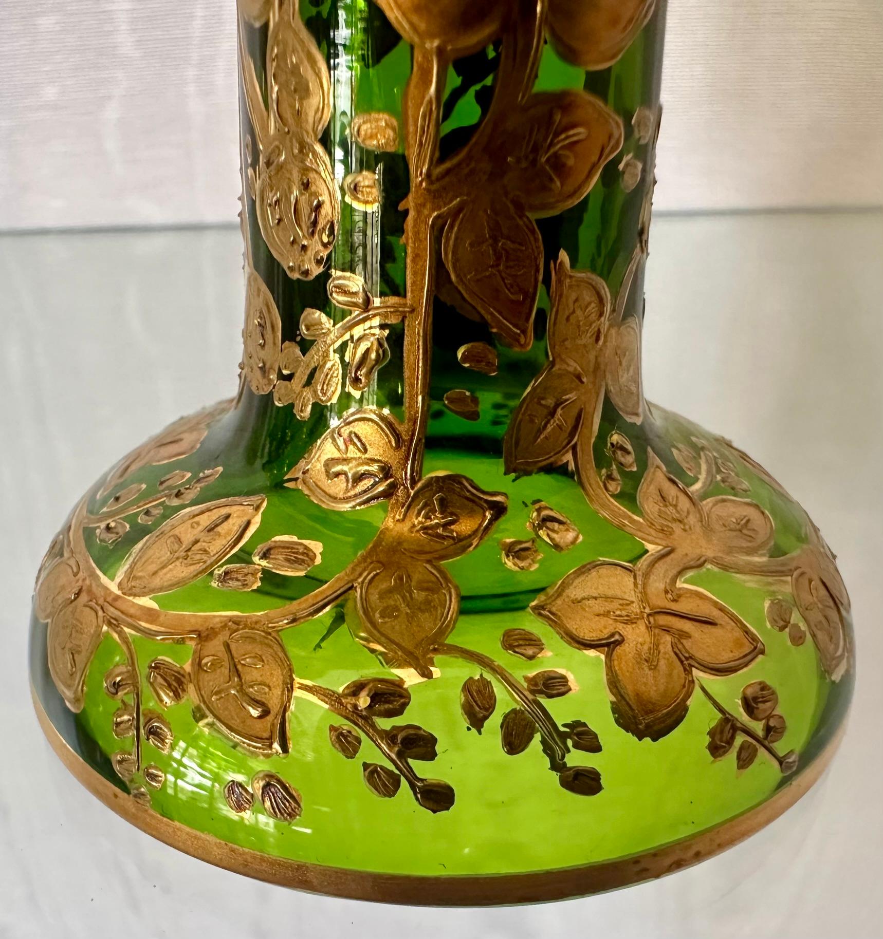 Vetro Set di 10 antichi calici tedeschi in vetro verde incrostato d'oro di Moser, Circa 1890