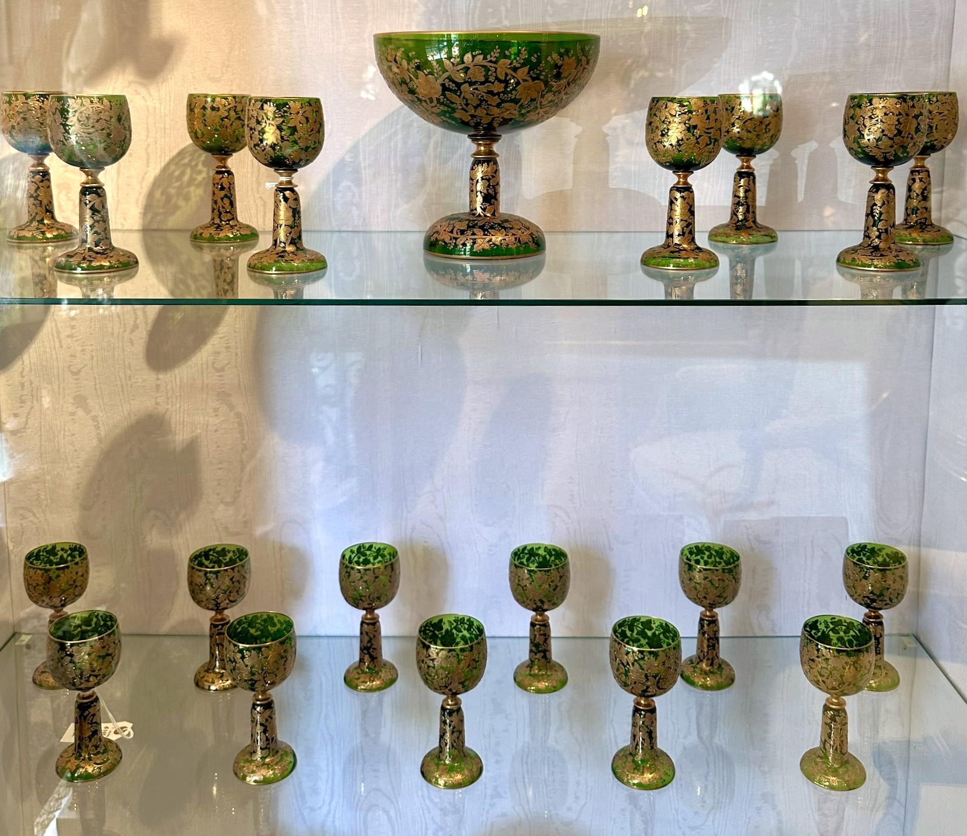 Set di 10 antichi calici tedeschi in vetro verde incrostato d'oro di Moser, Circa 1890 1