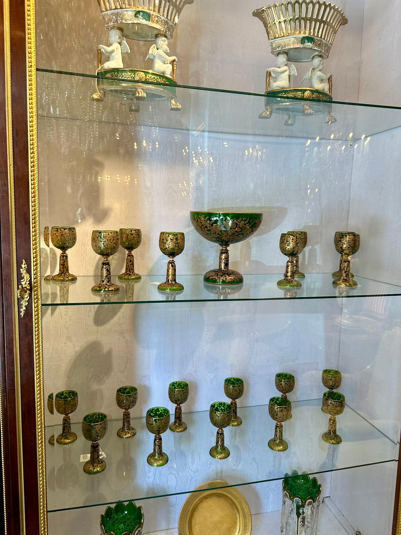 Set di 10 antichi calici tedeschi in vetro verde incrostato d'oro di Moser, Circa 1890 2